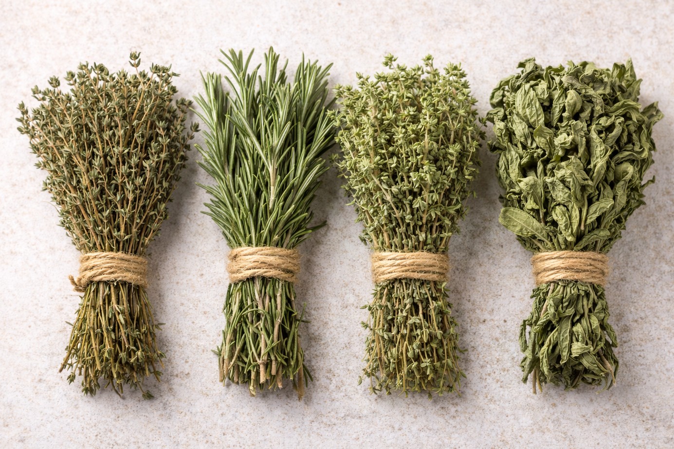 BYLINKY - sušené bylinky do polévek, omáček i masa – tymián, oregano, bazalka a další voňavé klasiky.