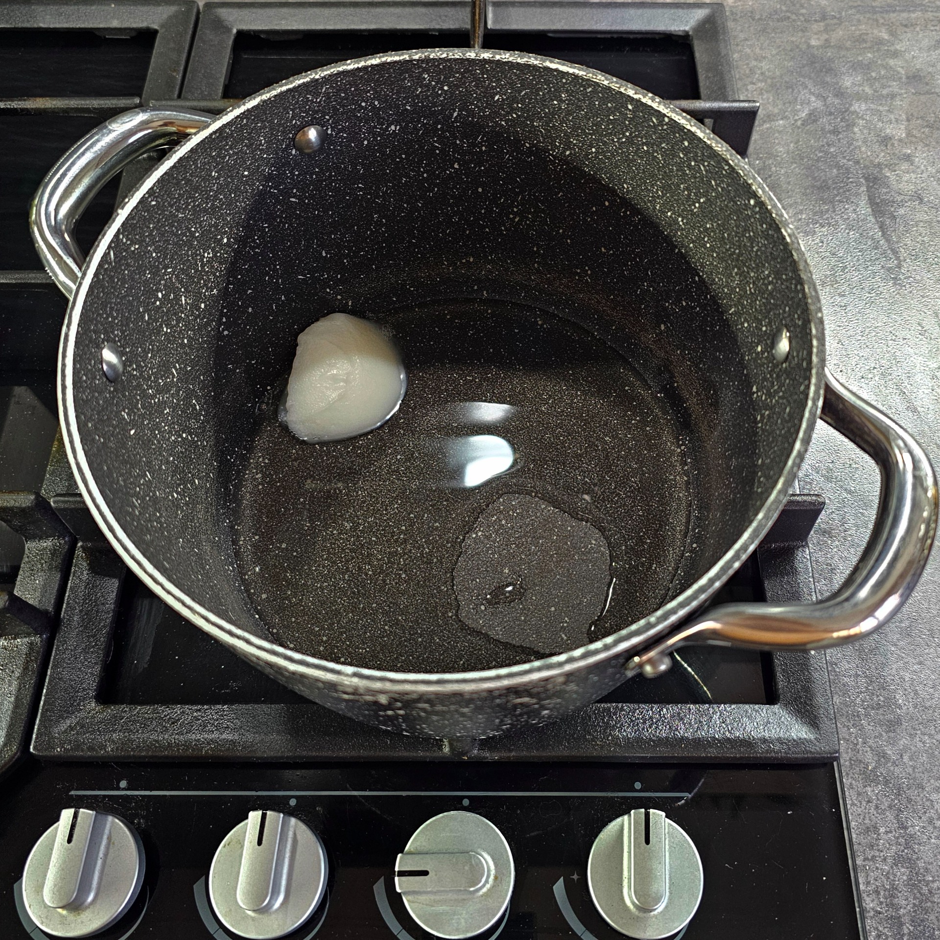 Sádlo se rozehřívá v hrnci.