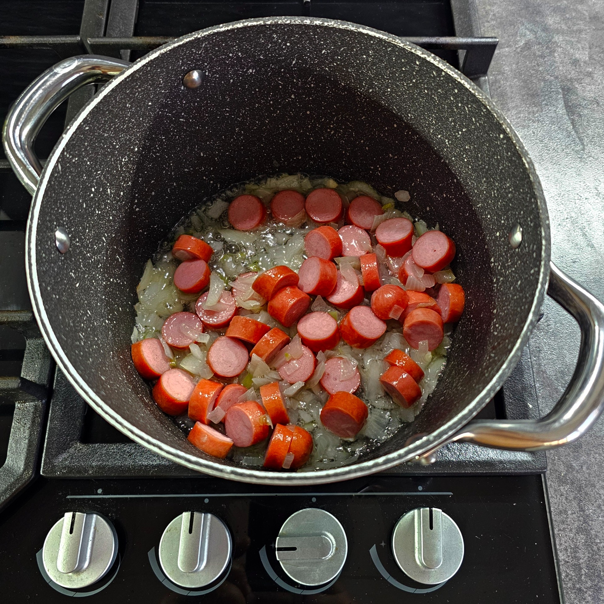 Cibule s párkem se krátce orestují.