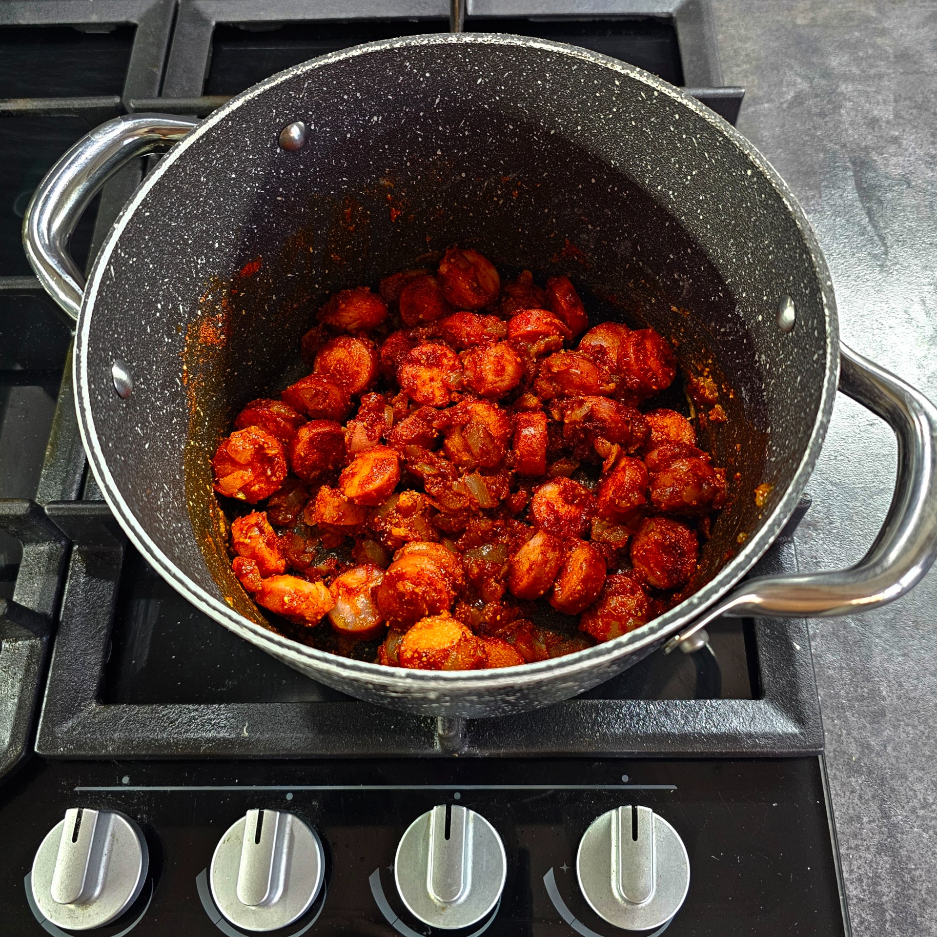 Obě papriky a koření vytvoří základ polévky.