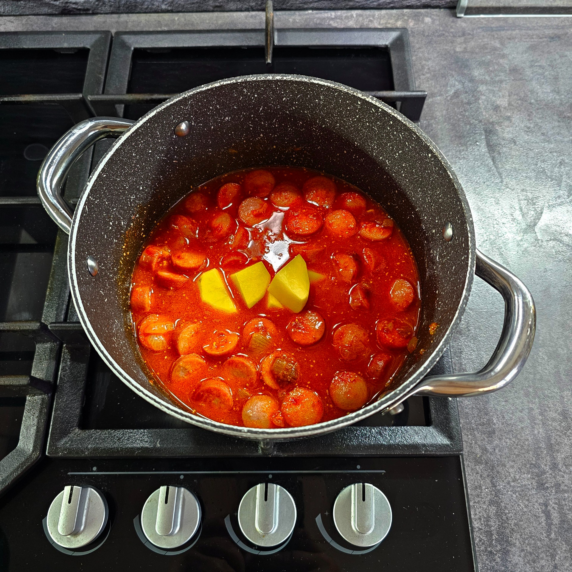 Přidává se bujón a brambory.