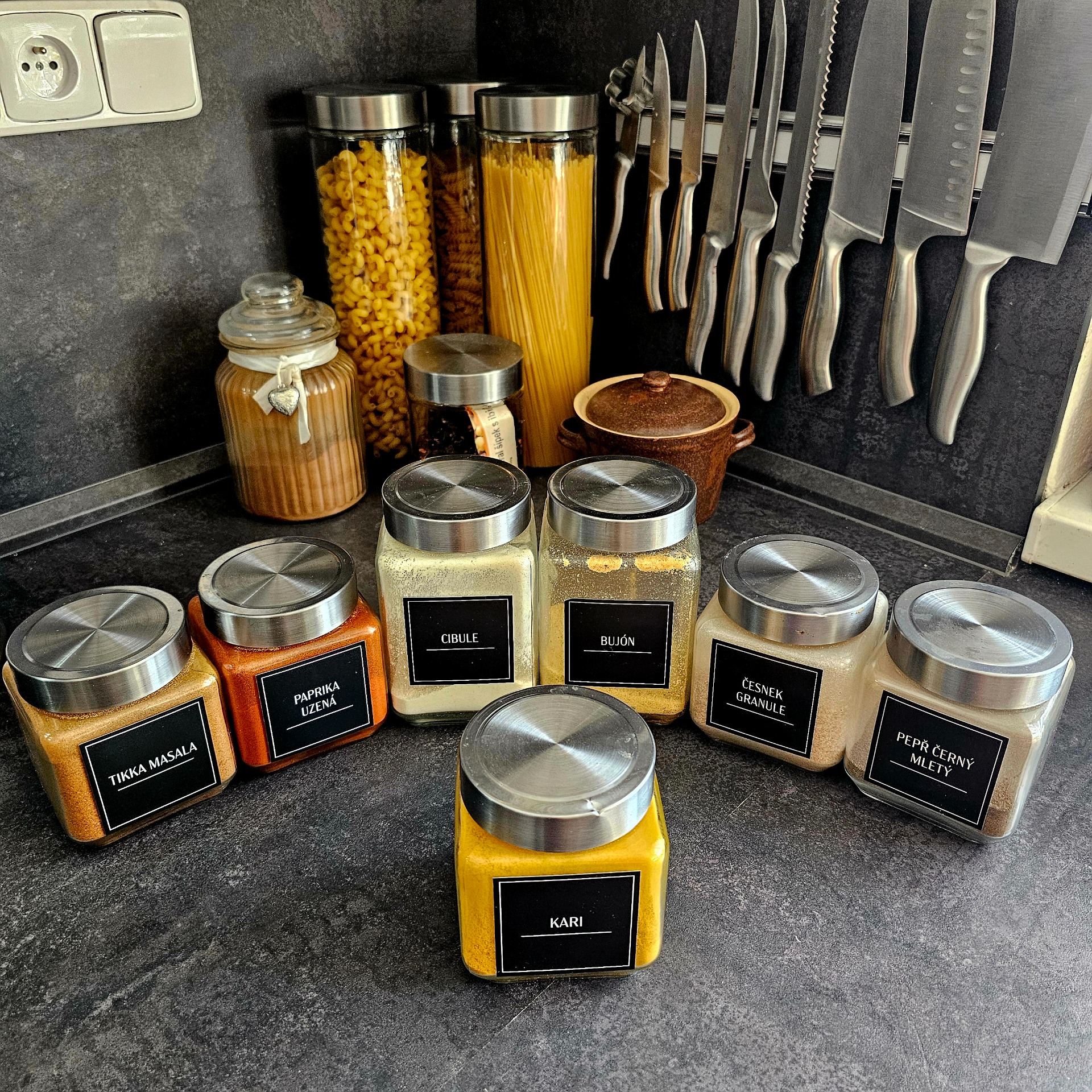 Připravíme si pár základních koření pro kuře na kari