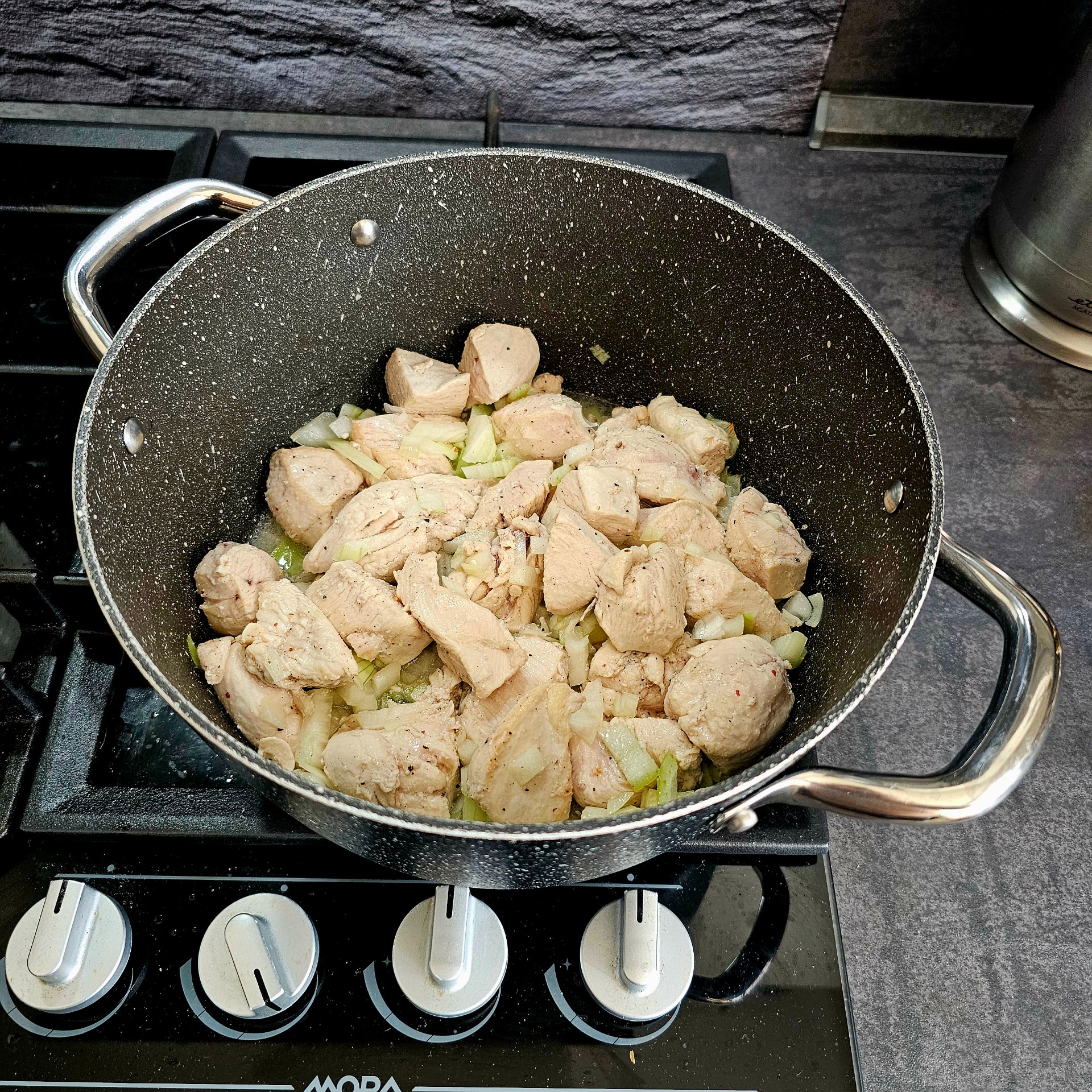 Orestujeme na oleji kuřecí maso a cibuli.