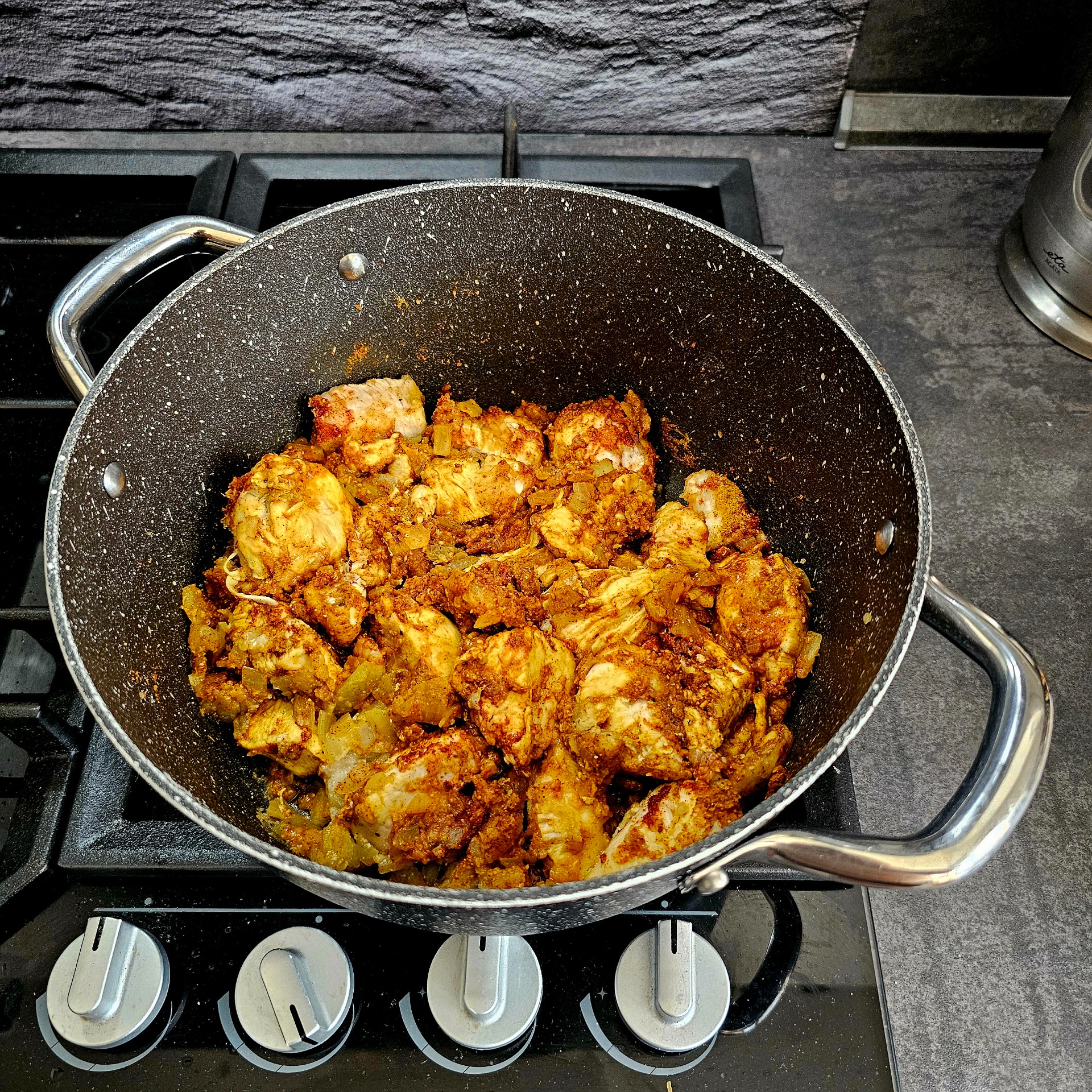 Přidáme koření, promícháme a krátce orestujeme.