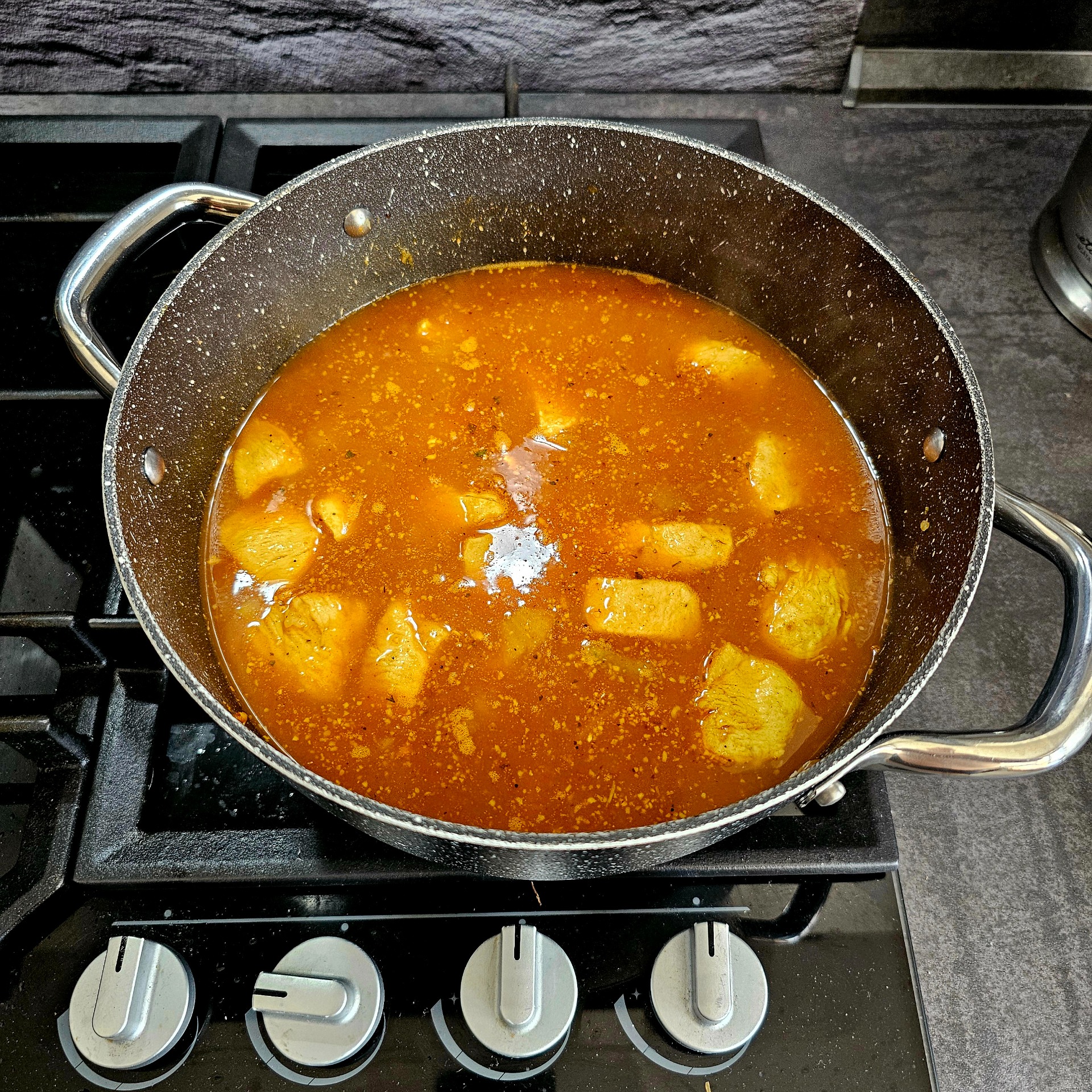 Zalijeme bujónem a necháme maso vařit do měkka.