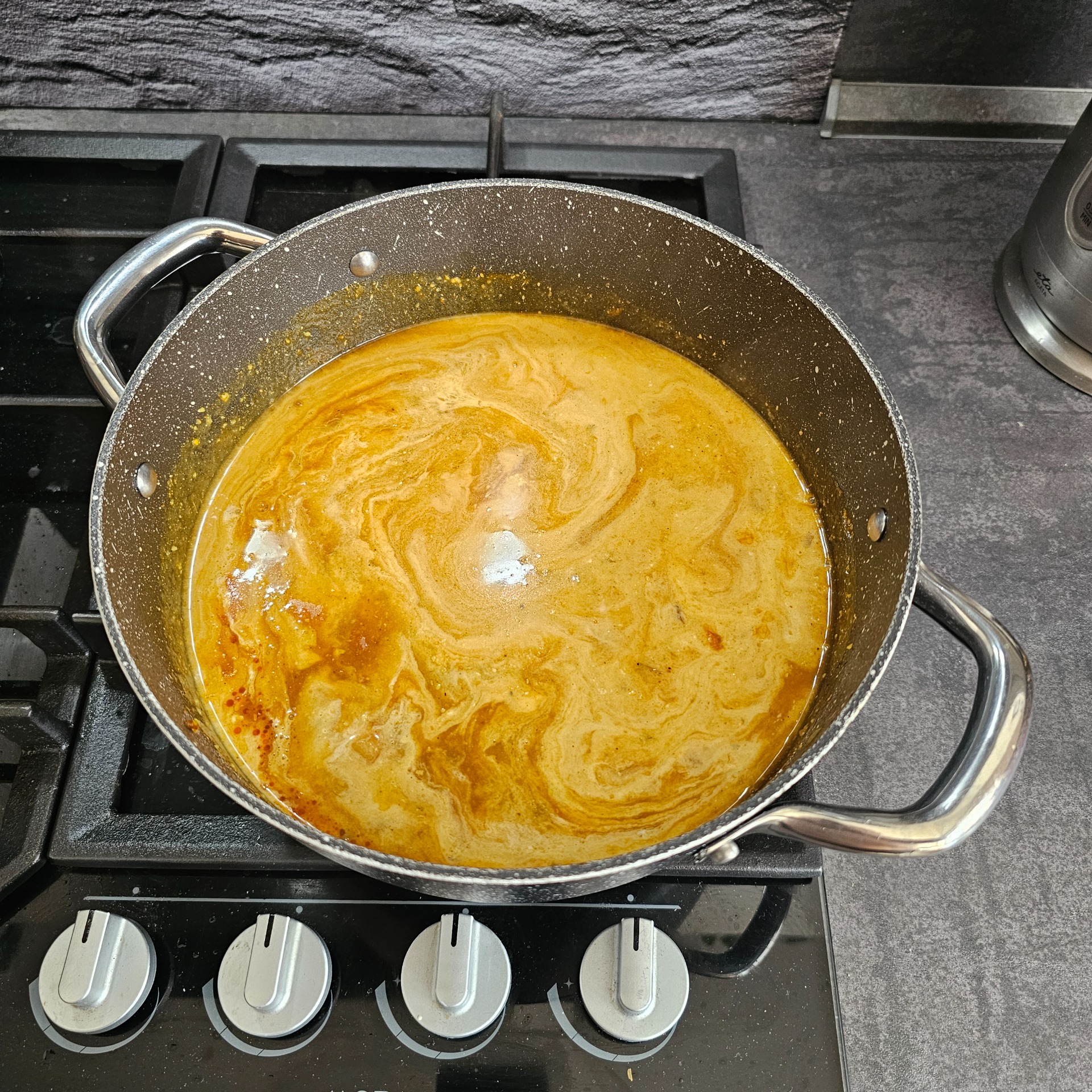 Přidáme smetanu a necháme krátce provařit.