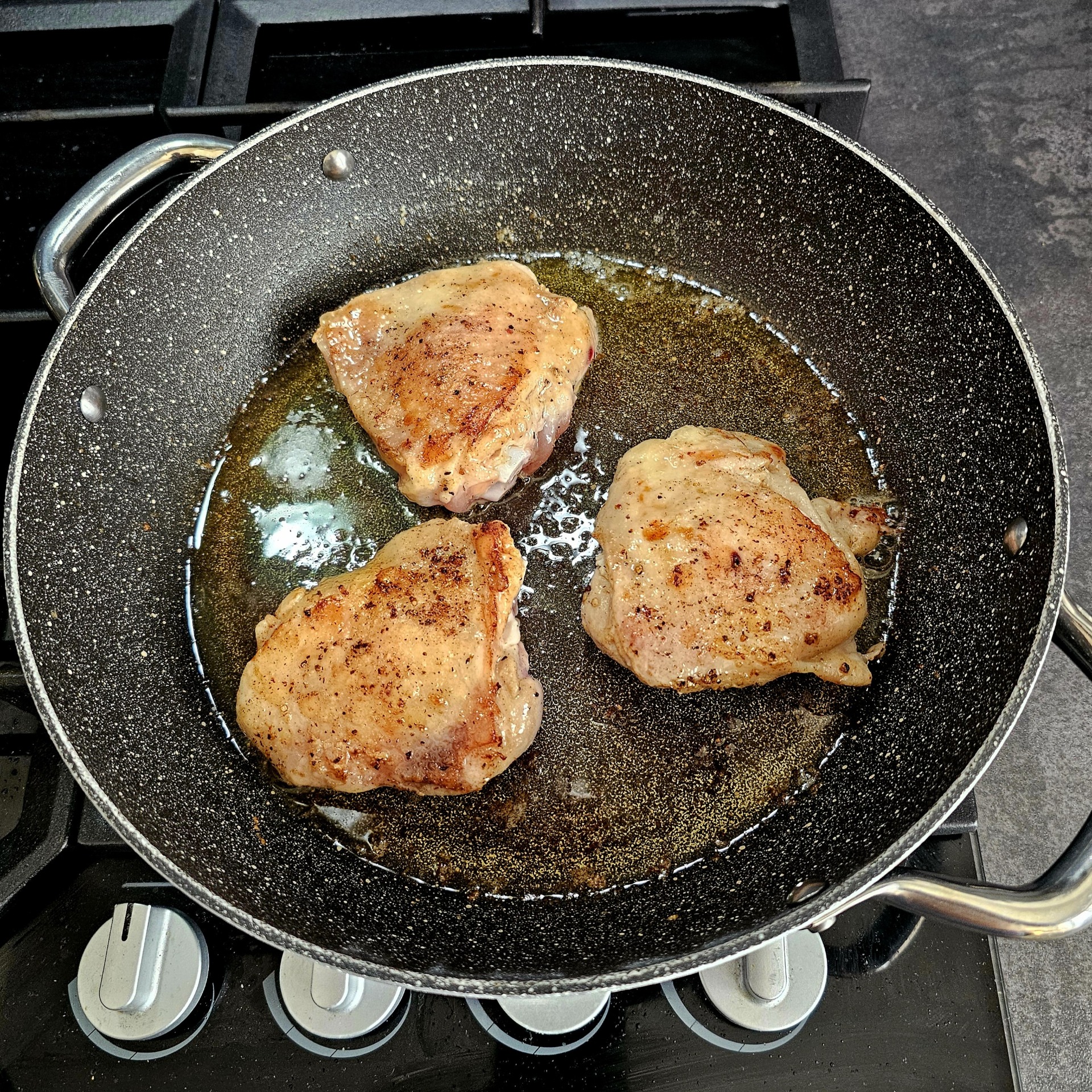 Maso opečte dozlatova z obou stran, aby se zatáhlo.