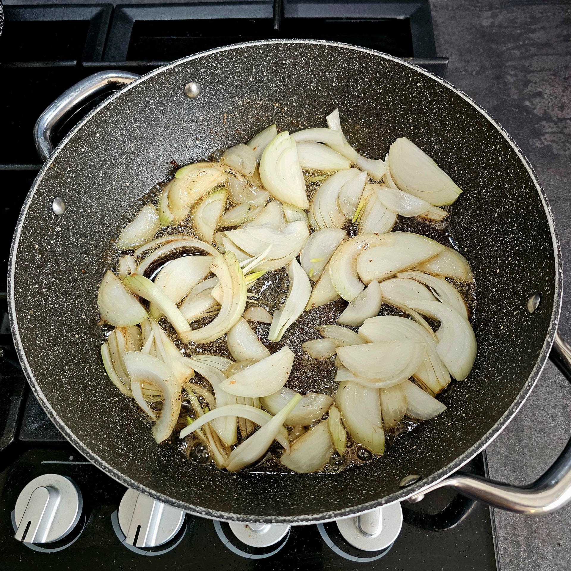 Na výpeku orestujte nakrájenou cibuli do zlatova.