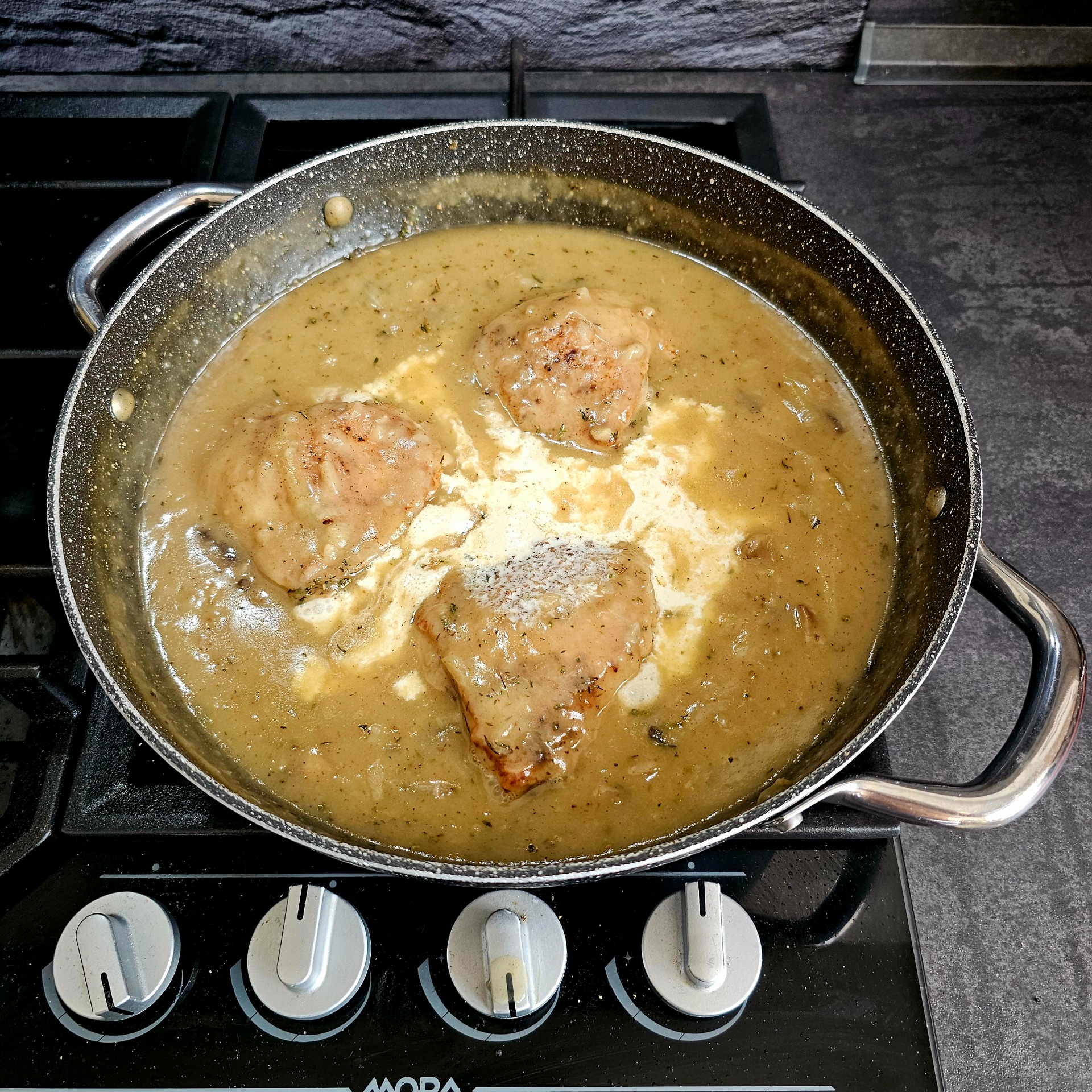 Základ zalejte vývarem a smetanou. Nechte krátce provařit.