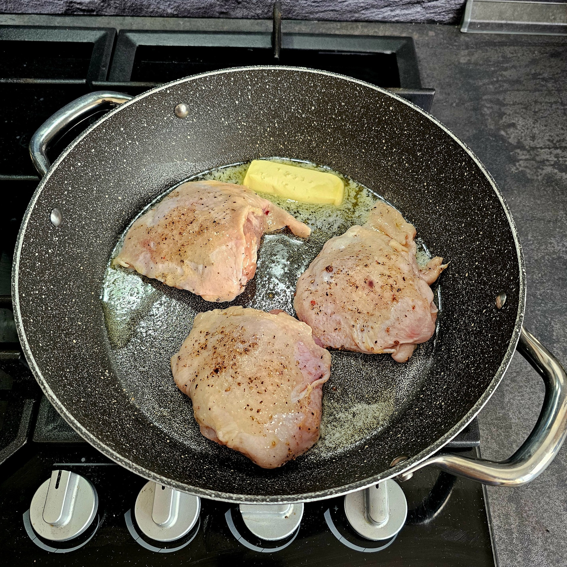 Kuřecí maso opečte z první strany, až získá zlatavou barvu.