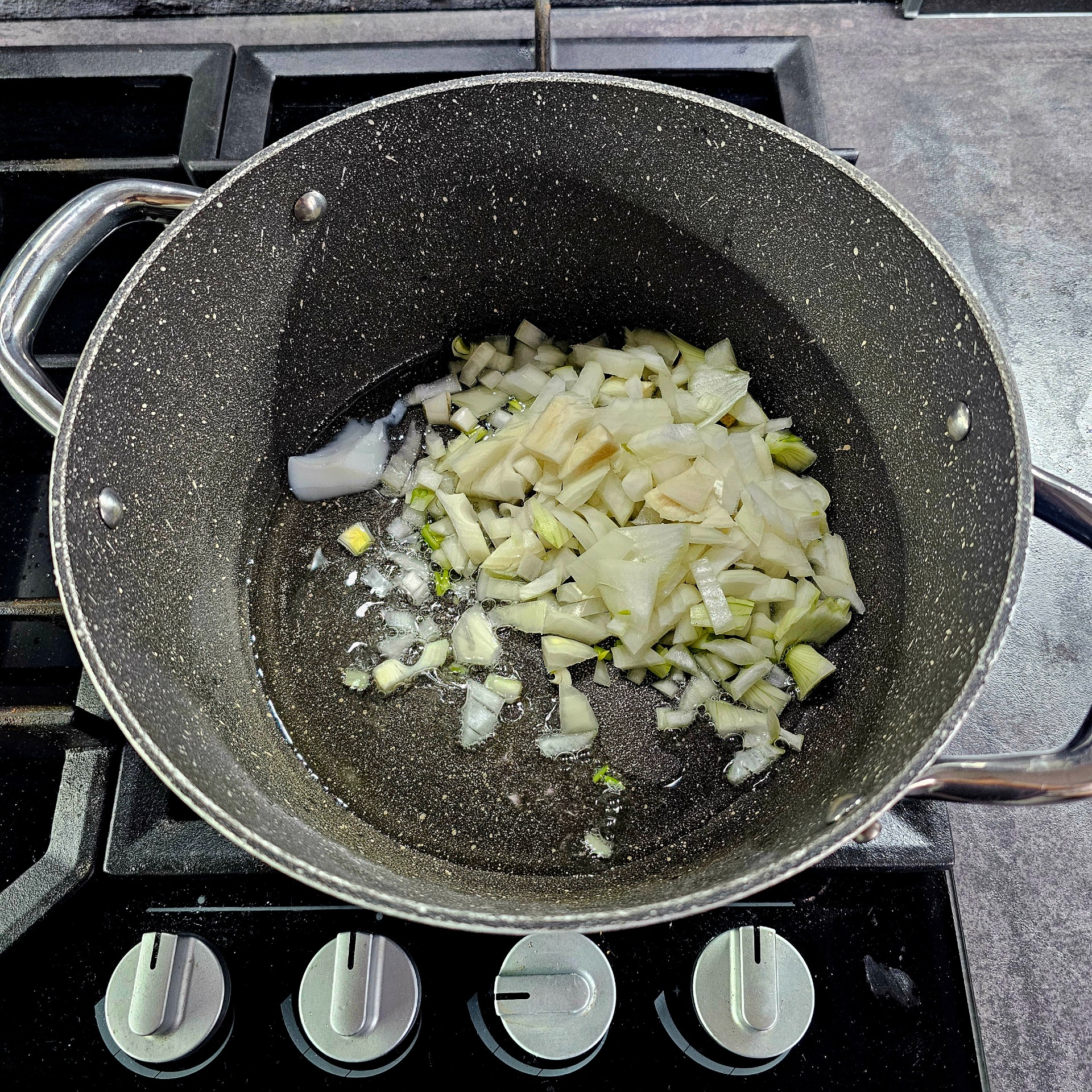 Cibuli restujte na sádle, dokud nezačne lehce zlátnout.