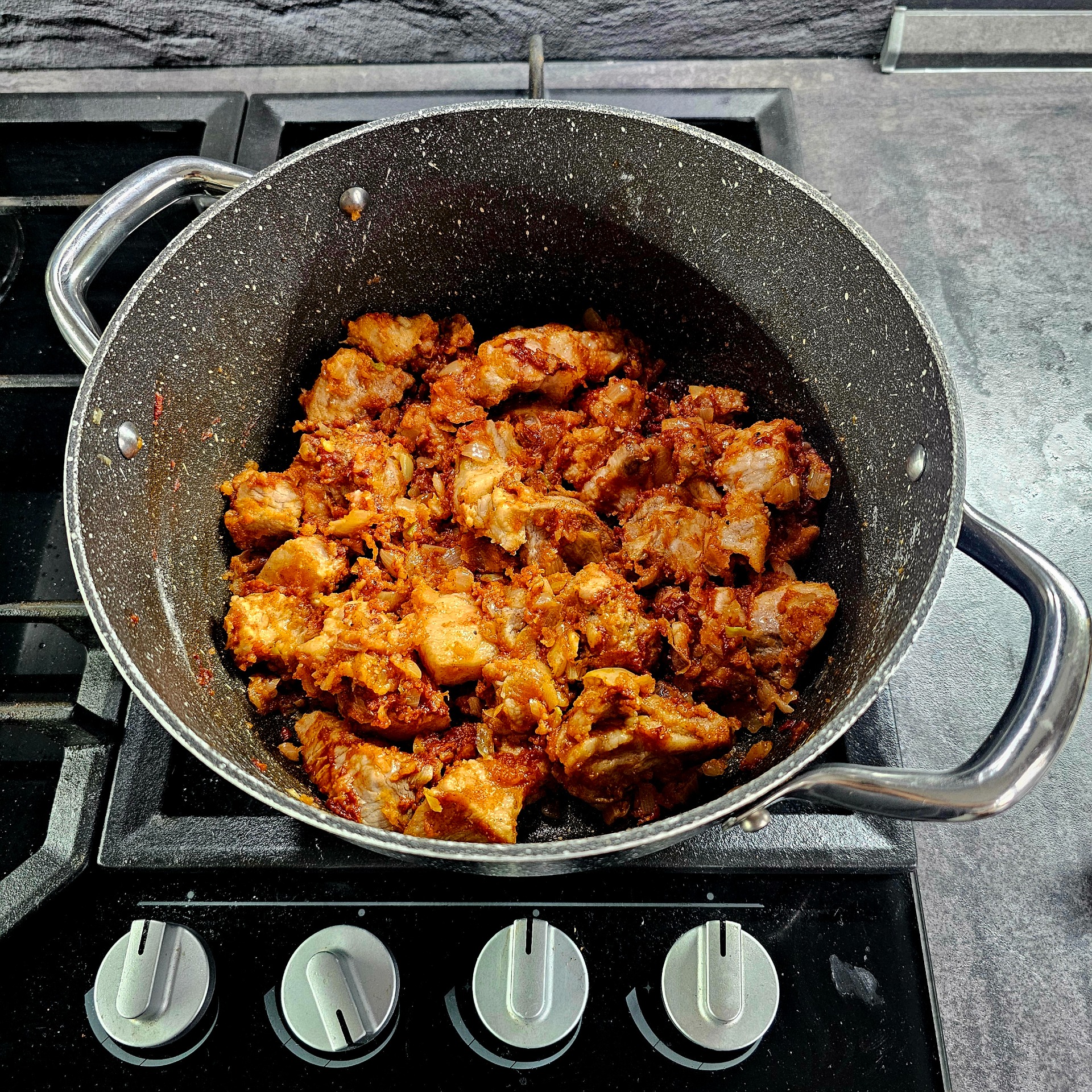 Vmíchejte papriku, protlak, mouku a máte základ.