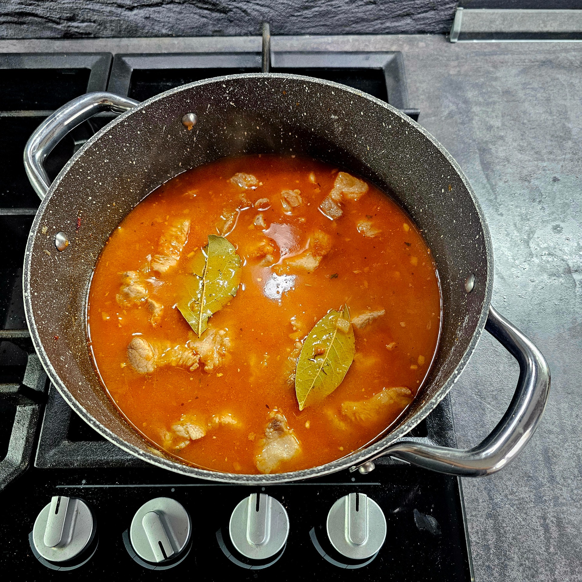 Zalejte bujonem, promíchejte a nechte dusit na mírném ohni.