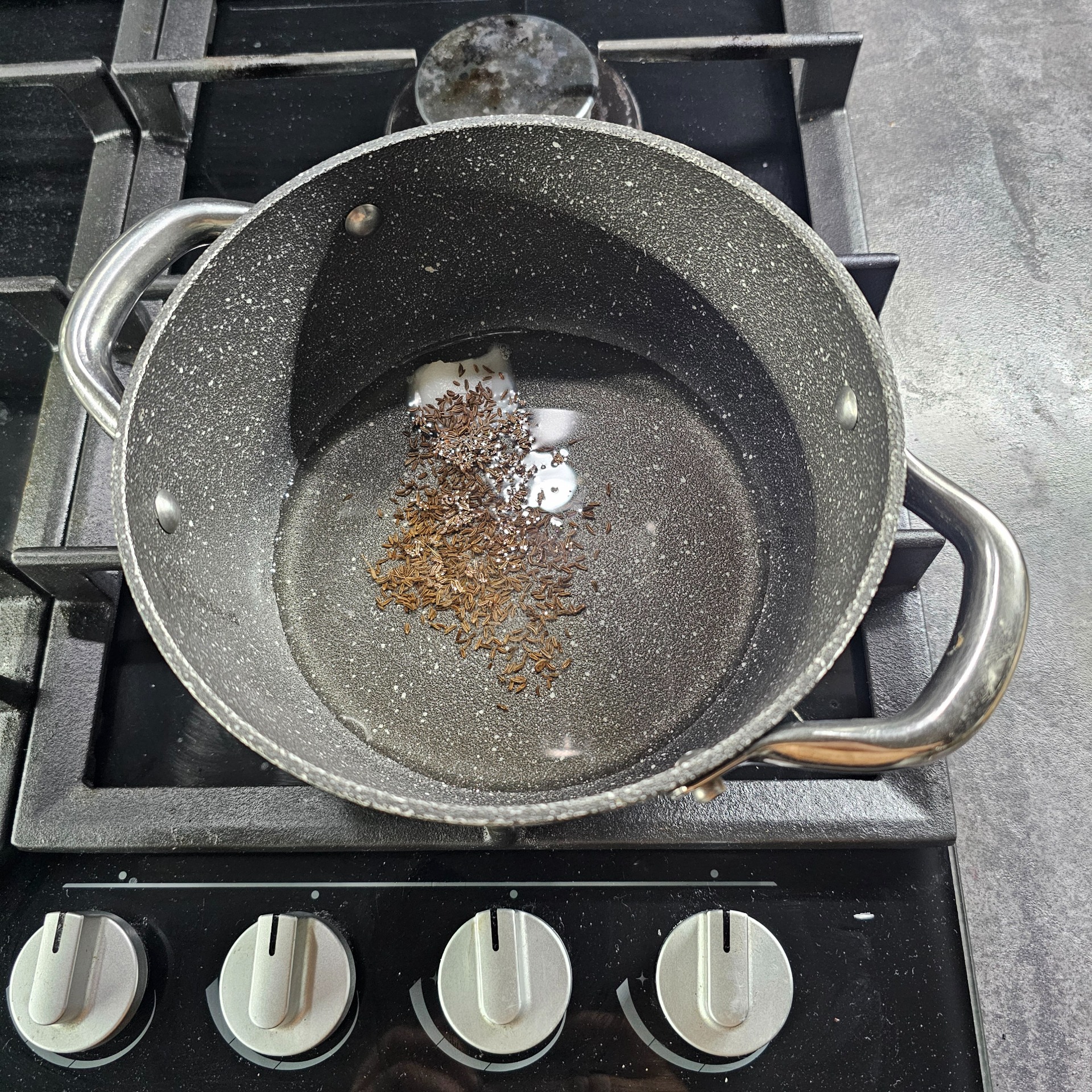 Na tuku orestujte kmín, aby se rozvoněl.