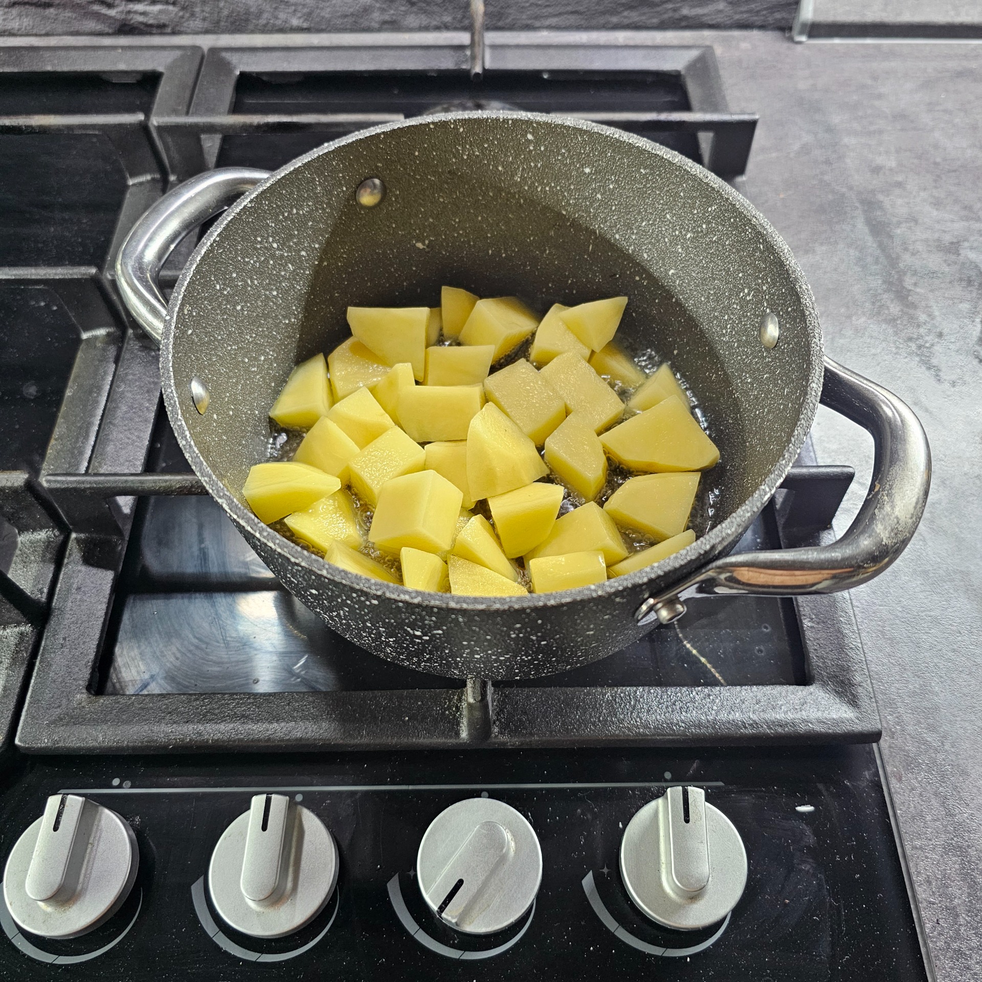 Přidejte na kostičky nakrájené brambory.