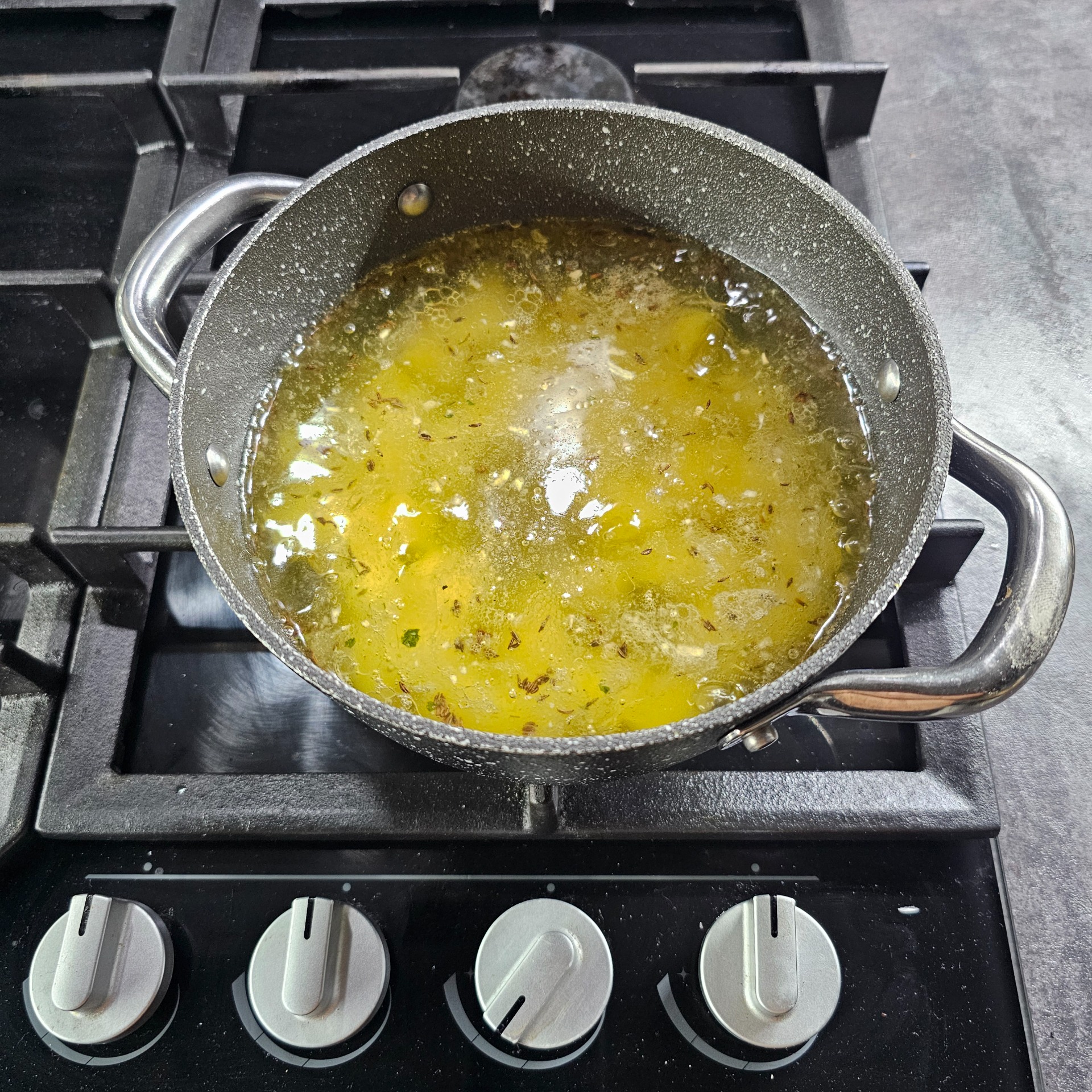 Zalijte bujonem a nechte vařit.