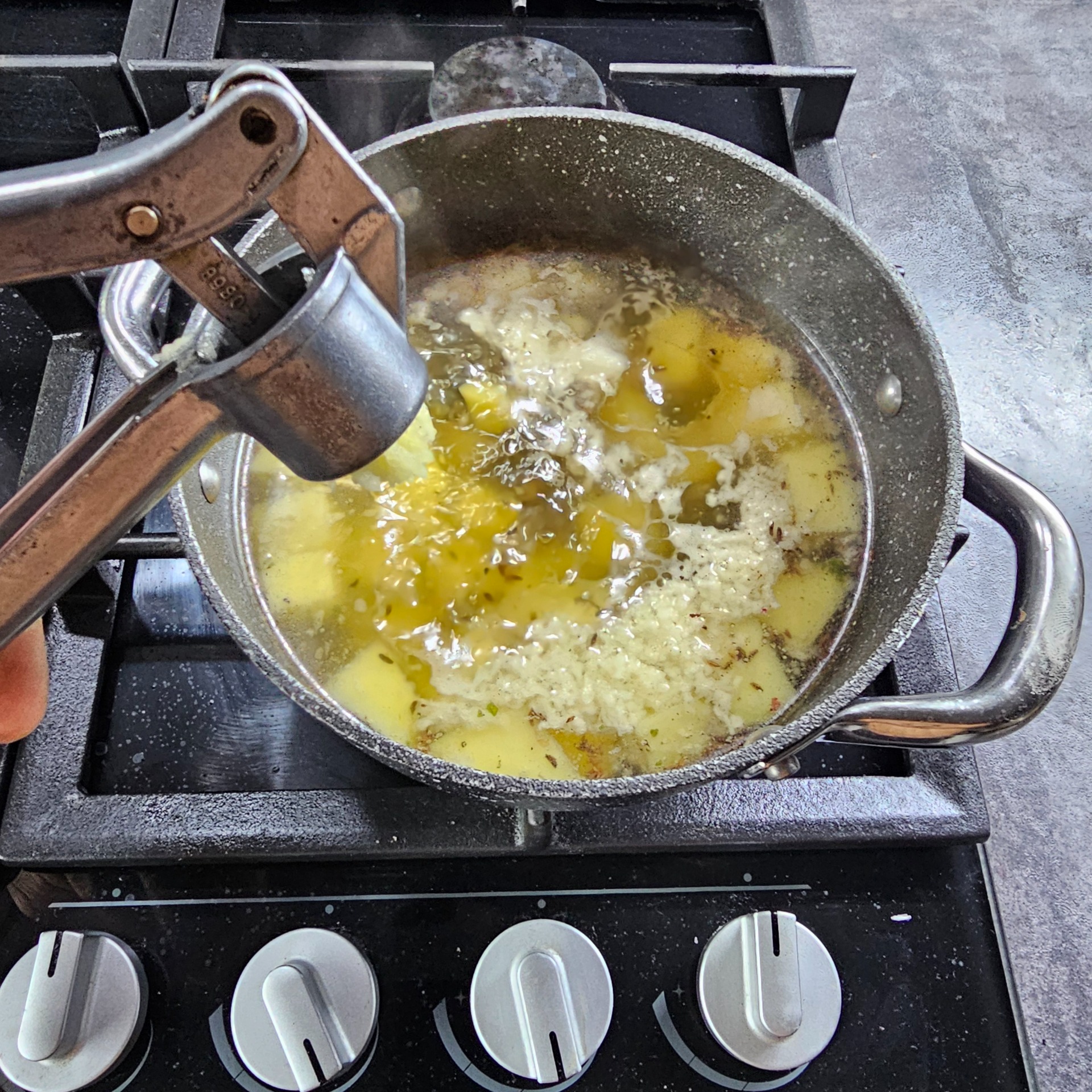 Přidejte česnek a dobře promíchejte.