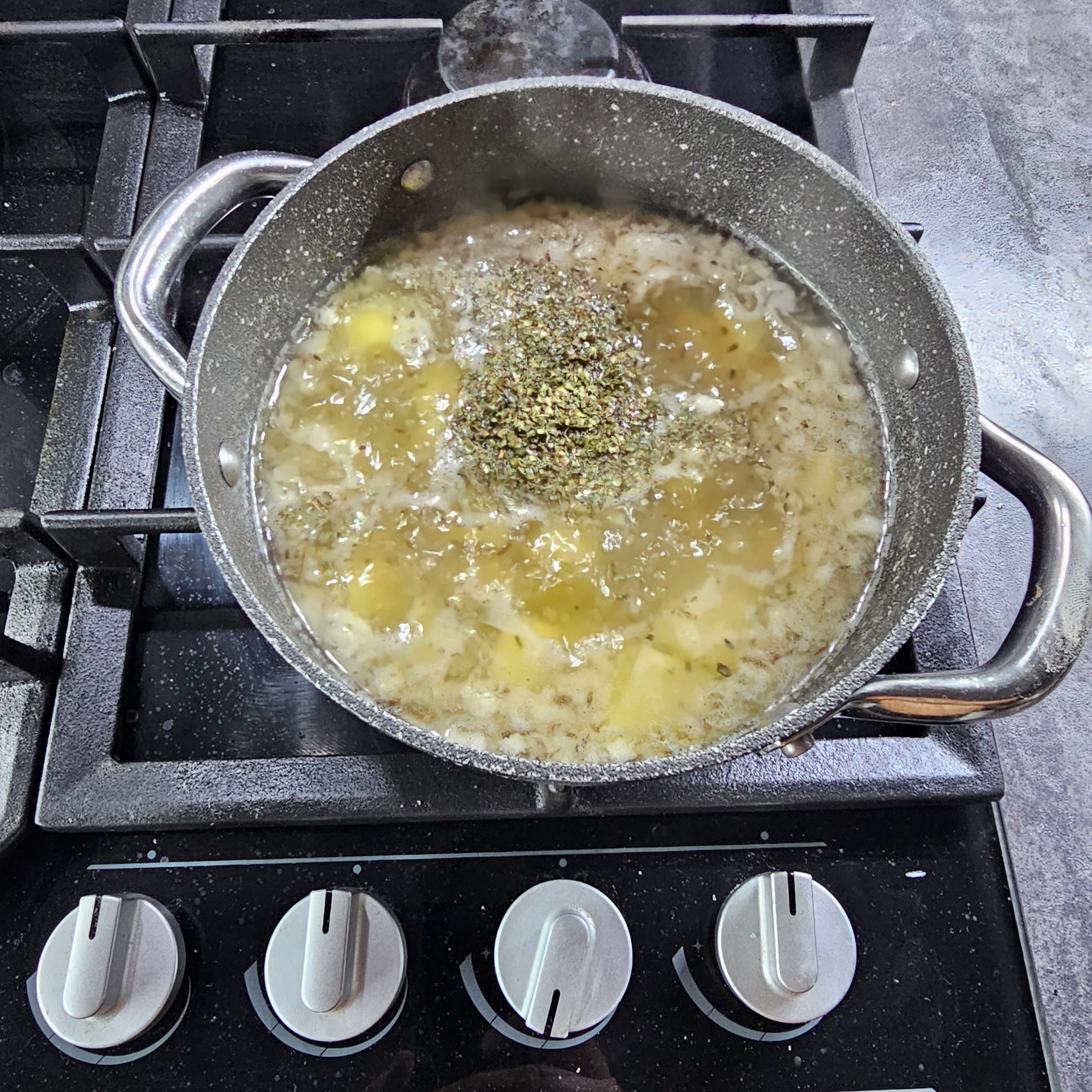 Dochutťe majoránkou, pepřem a případně solí.