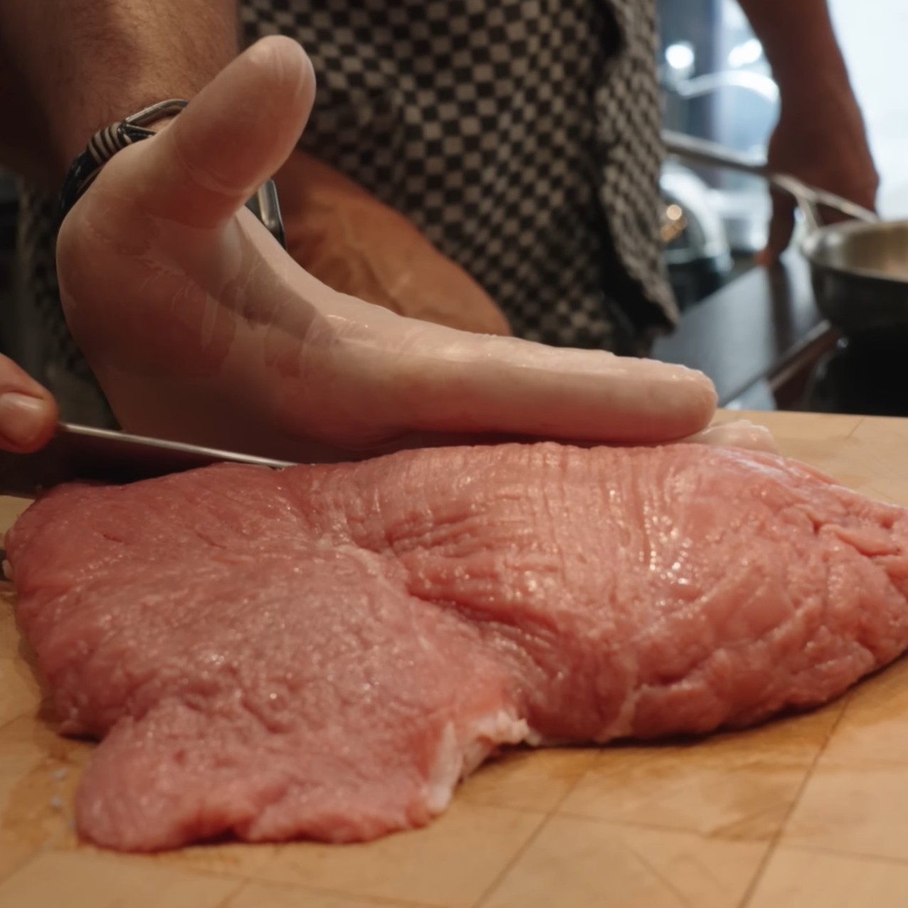 Krájíme přes vlákno na plátky pro správnou strukturu řízku.