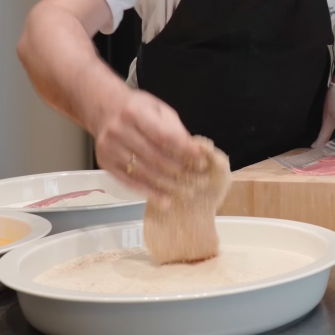 Obal ve strouhance bez přitlačení, aby vznikla nadýchaná krusta.