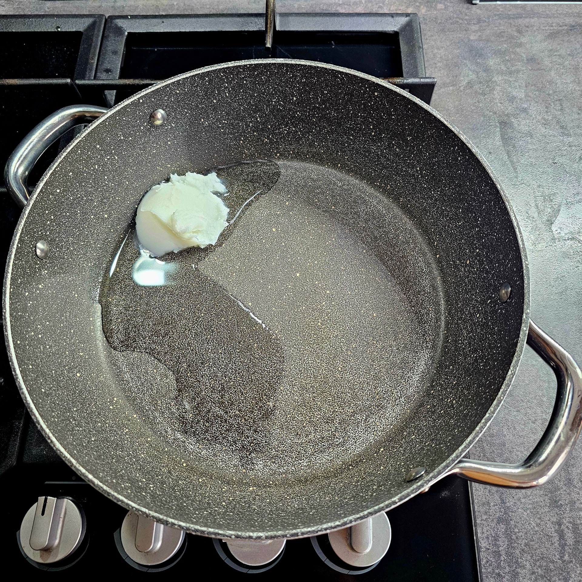 Na rozpálené pánvi rozehřej sádlo.