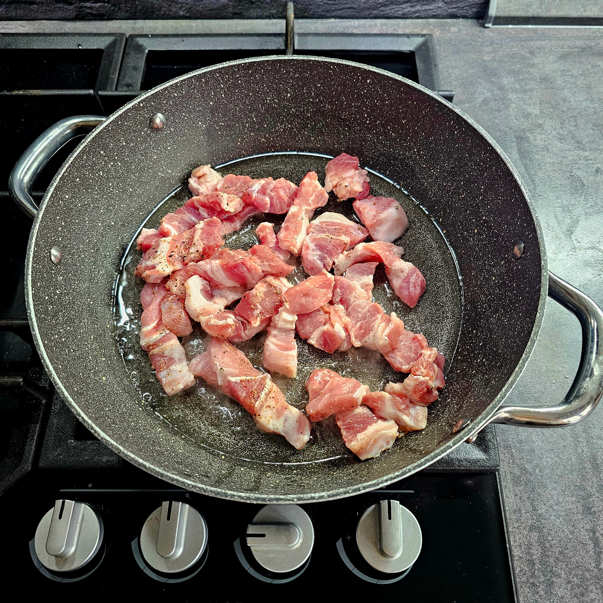 Přidej maso a zprudka opeč ze všech stran.