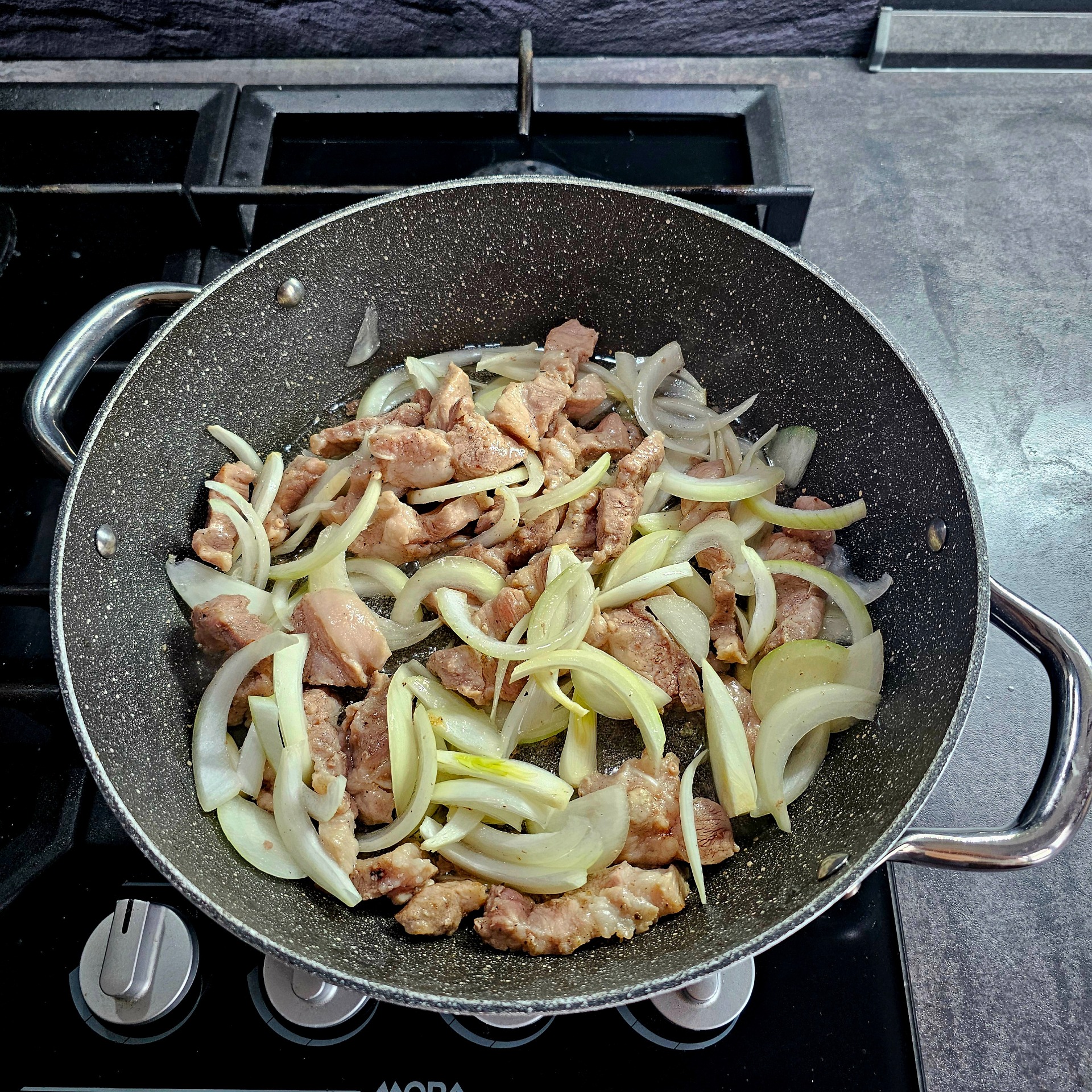 Cibuli restuj, dokud nezačne měknout.