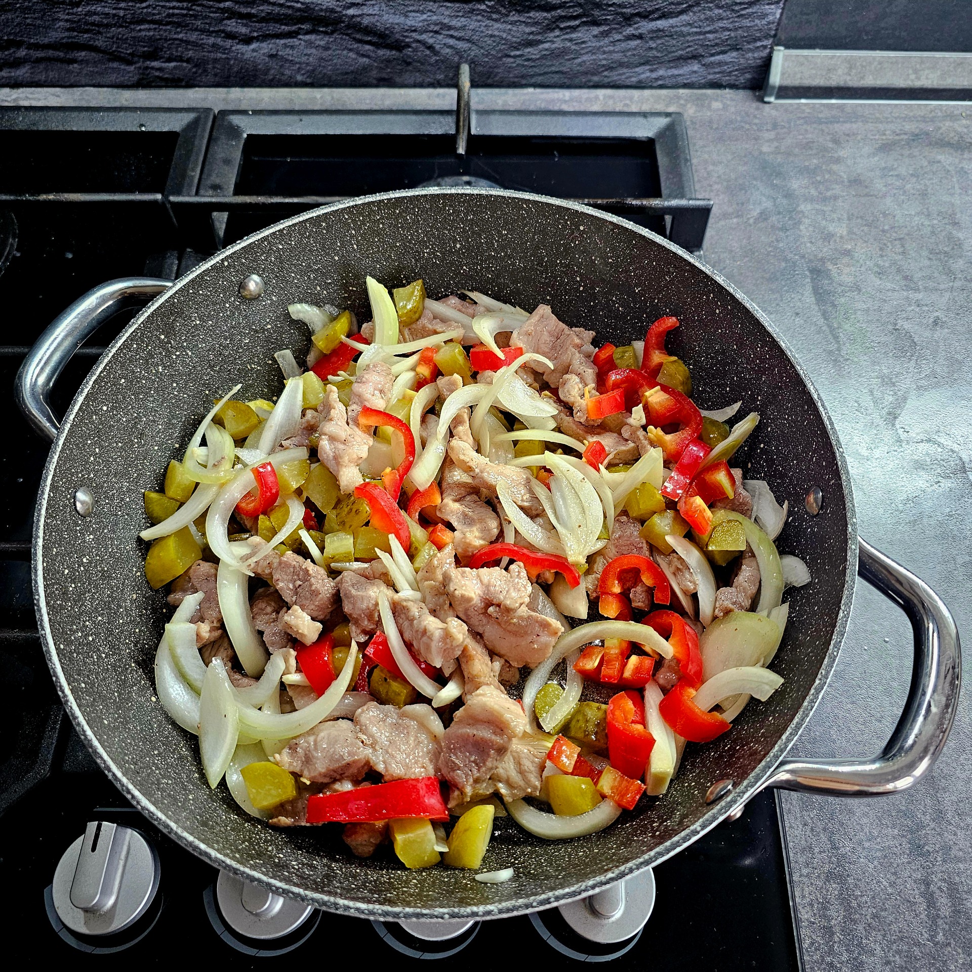 Přidej papriku a okurky, promíchej.