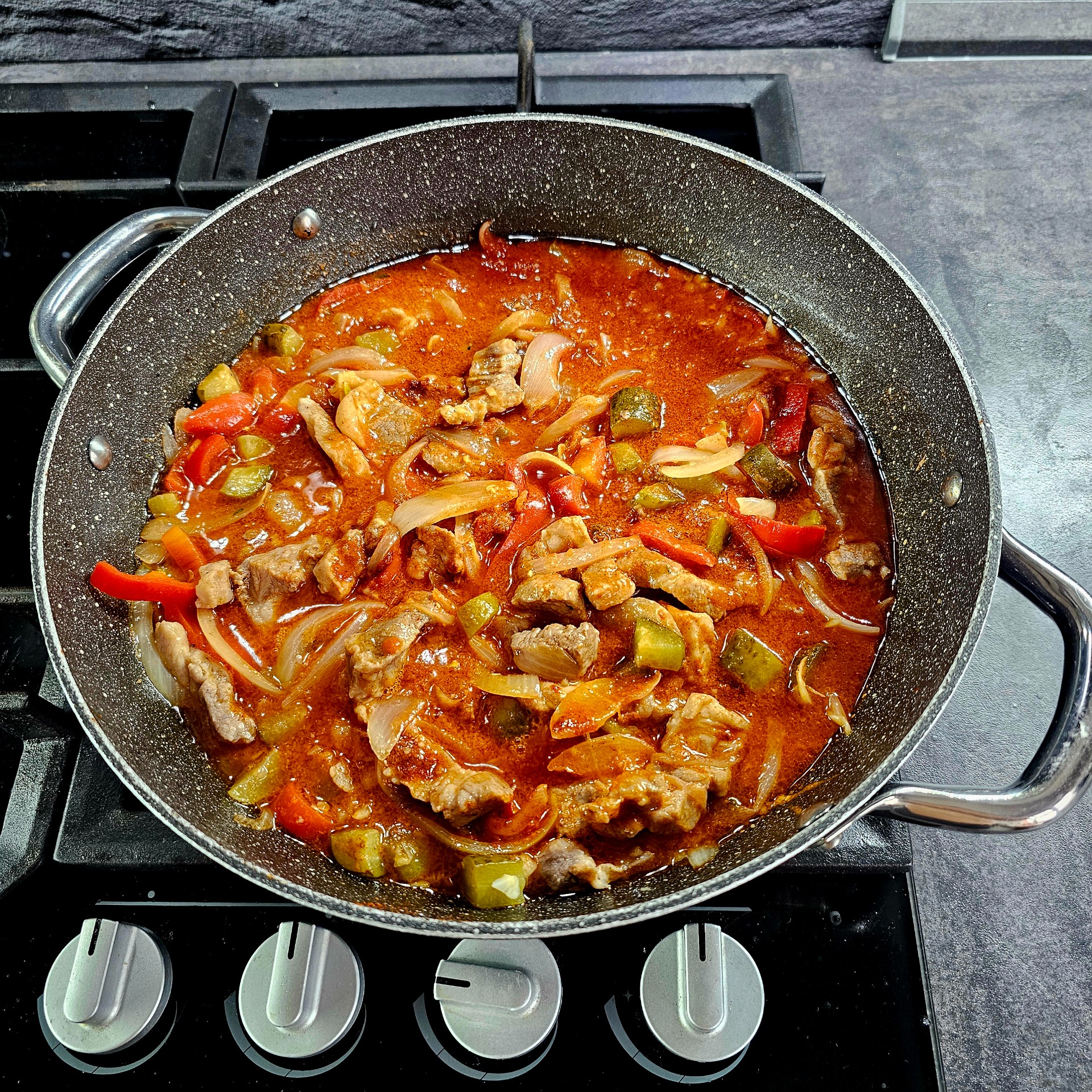 Zalij směs bujonem, vař do husté omáčky.