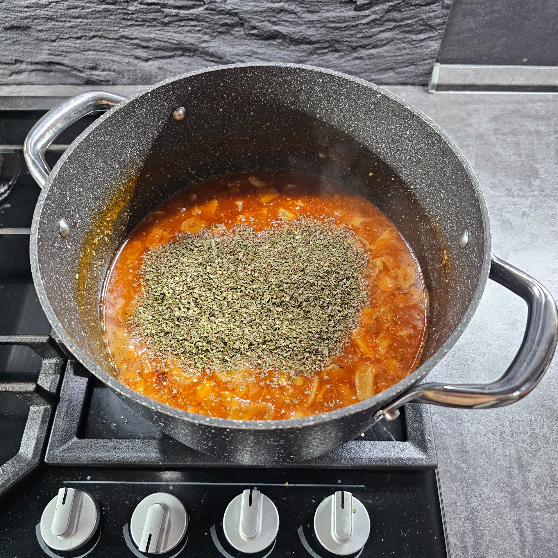 Majoránku přidej až na konec, ať varem neztratí chuť a vůni.
