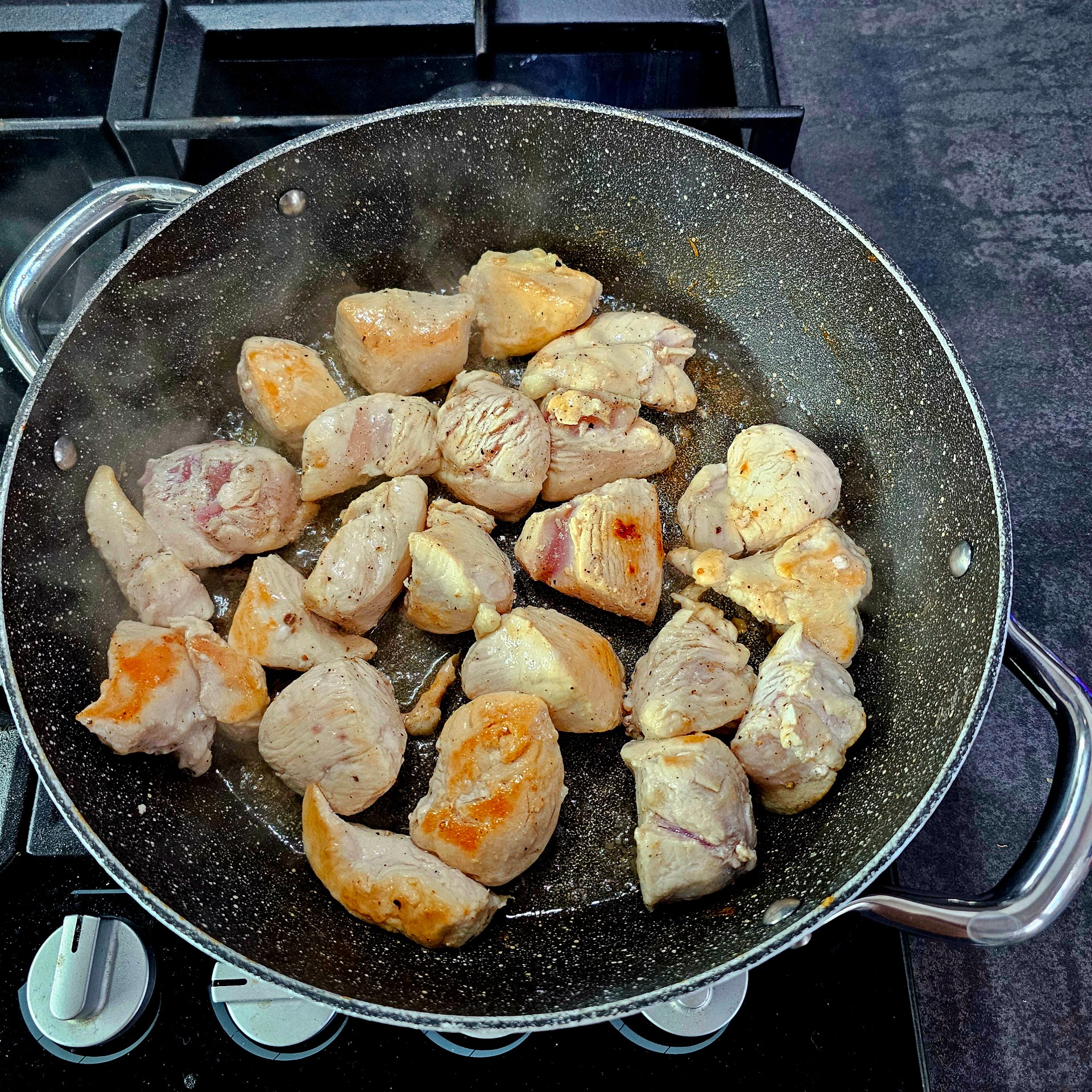 Kuřecí maso zprudka opeč.