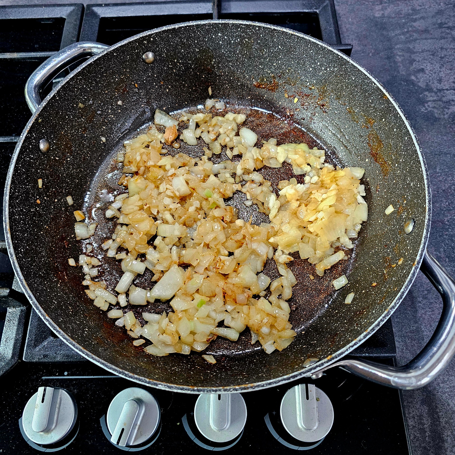 Cibuli nech lehce zezlátnout.