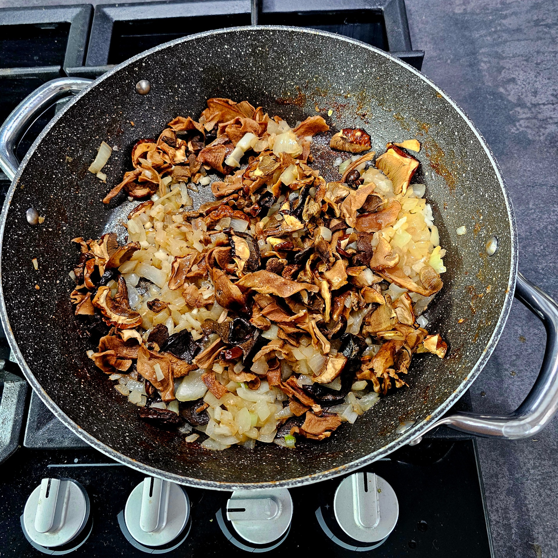 Přidej hříbky a vše krátce orestuj.