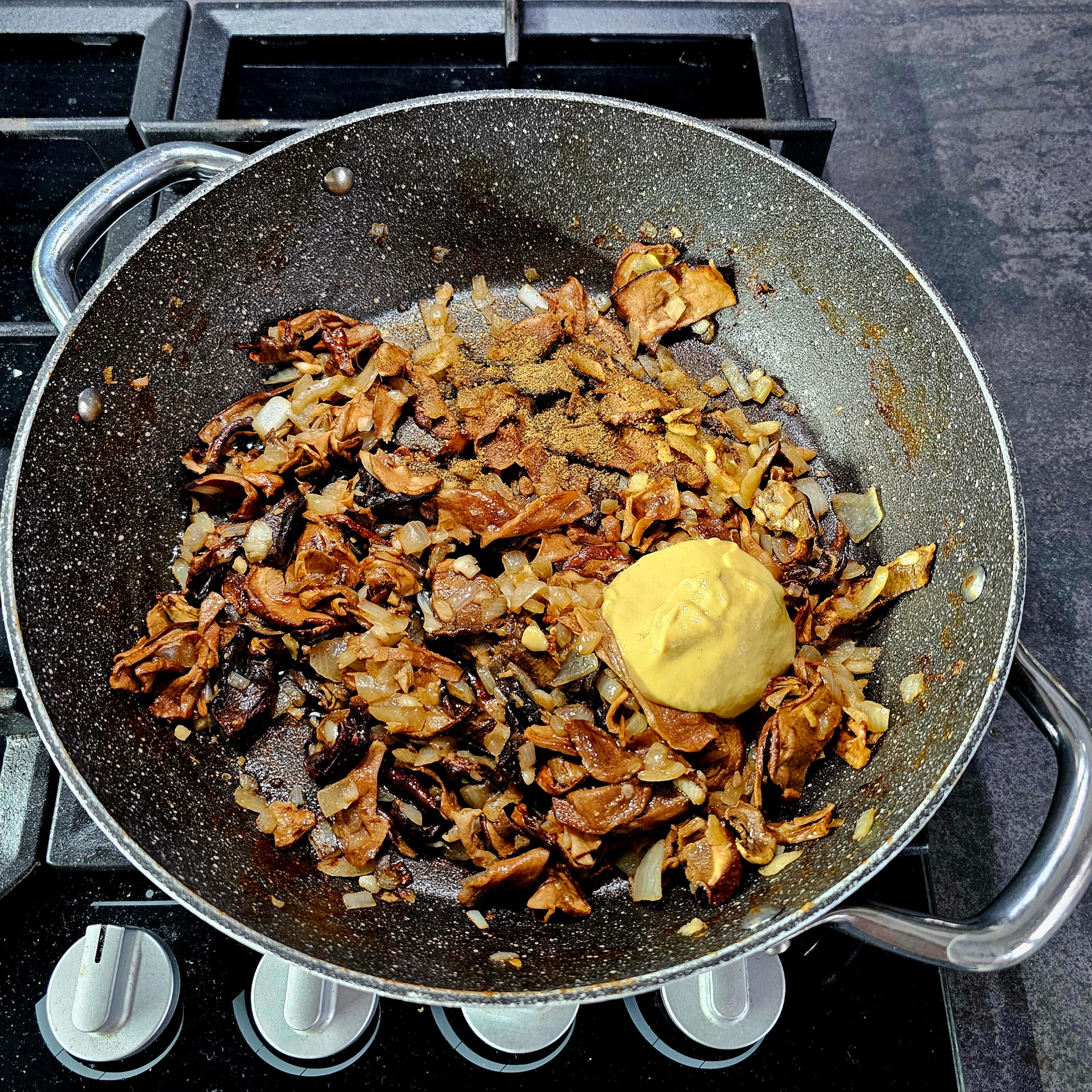 Přidej hořčici, koření a promíchej.