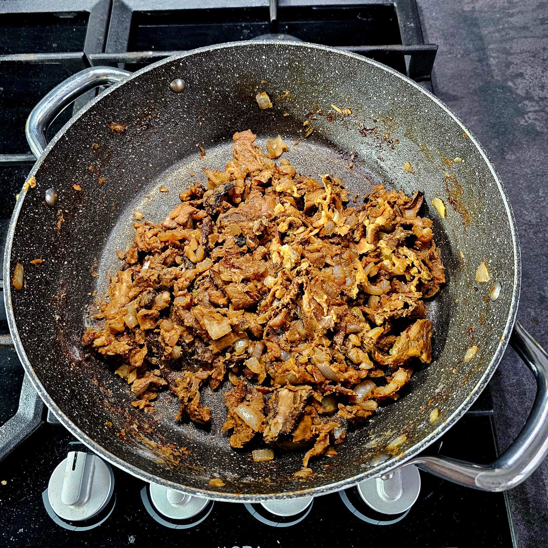 Základ s moukou lehce orestuj.