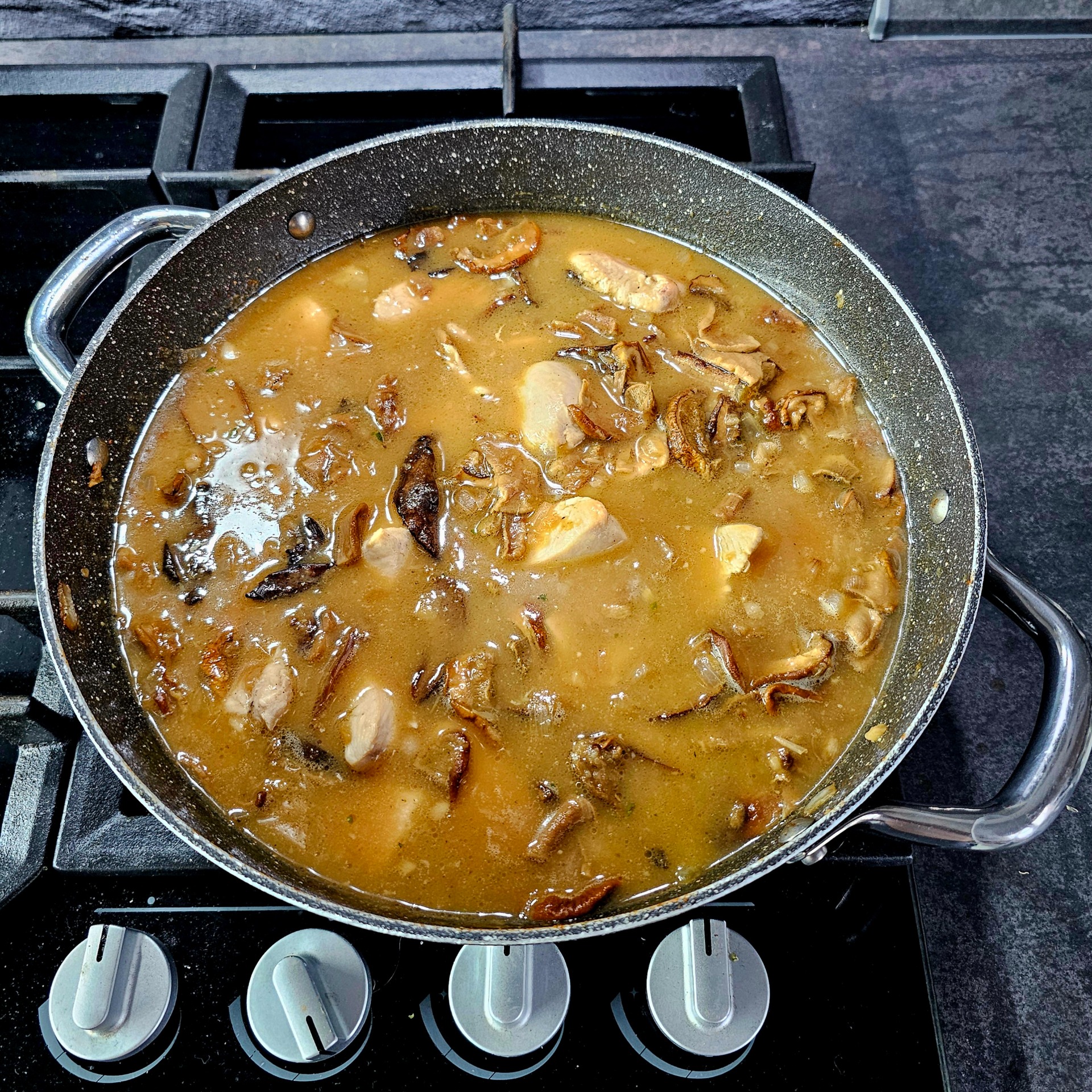 Zalej bujonem a nech pomalu dusit.