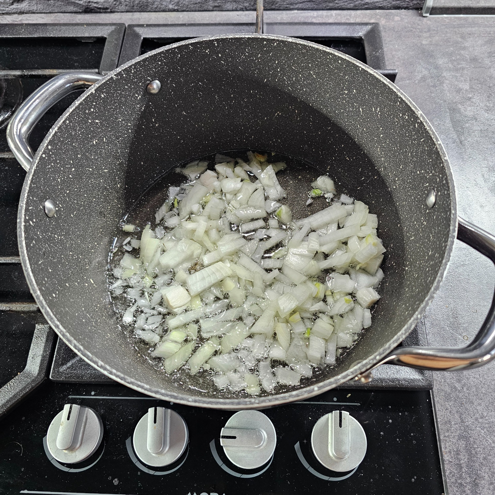 Na rozehřátém sádle restuj cibuli a poté i česnek.