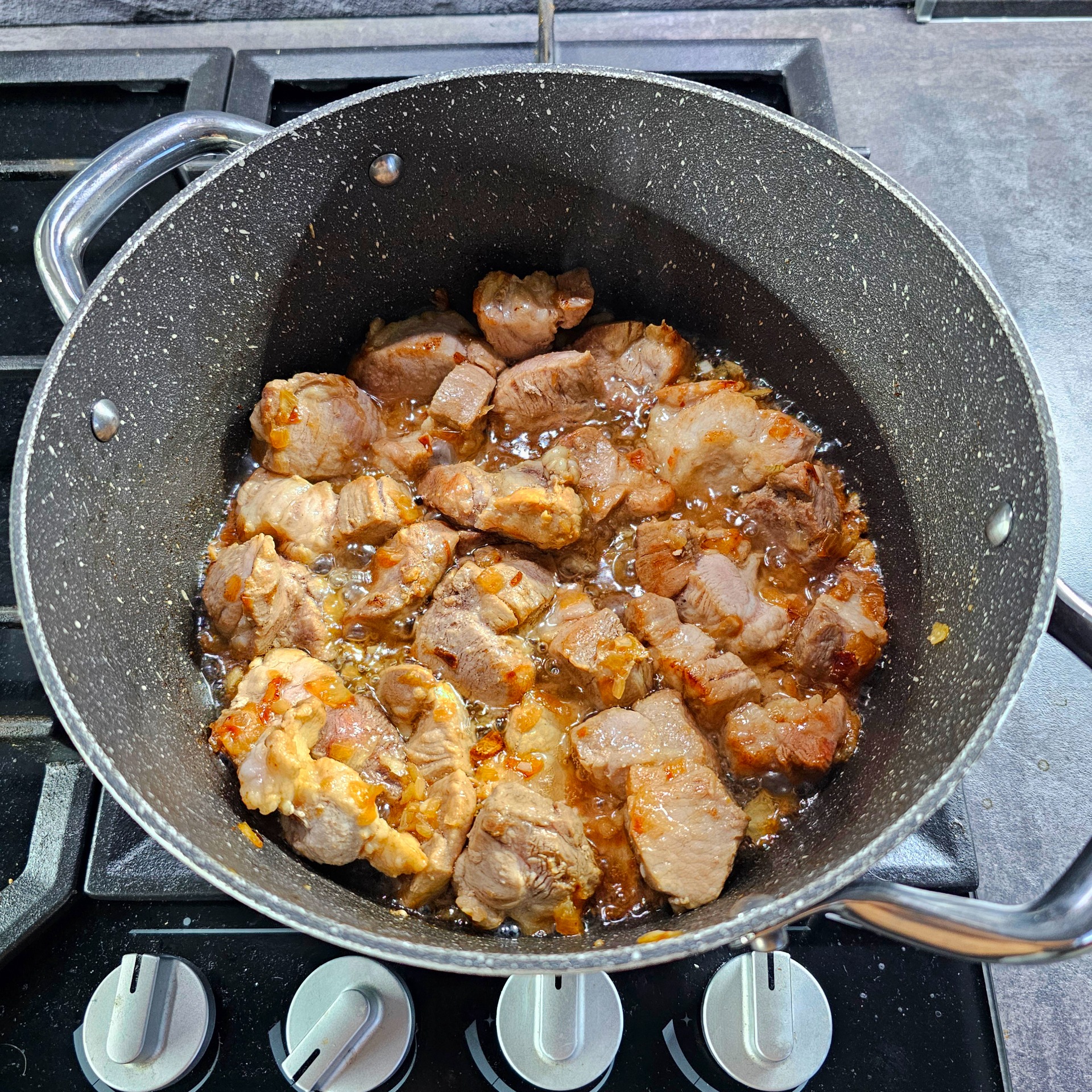 Do hrnce vlož maso, promíchej a orestuj.