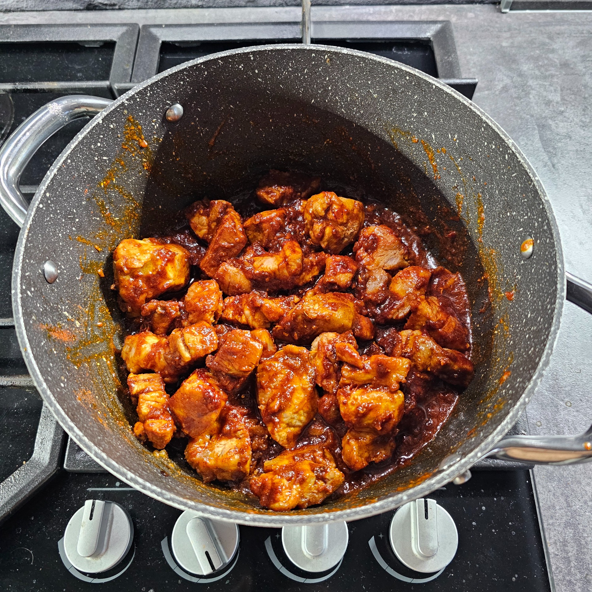 Přidej papriky, promíchej a zalej trochou bujonu.