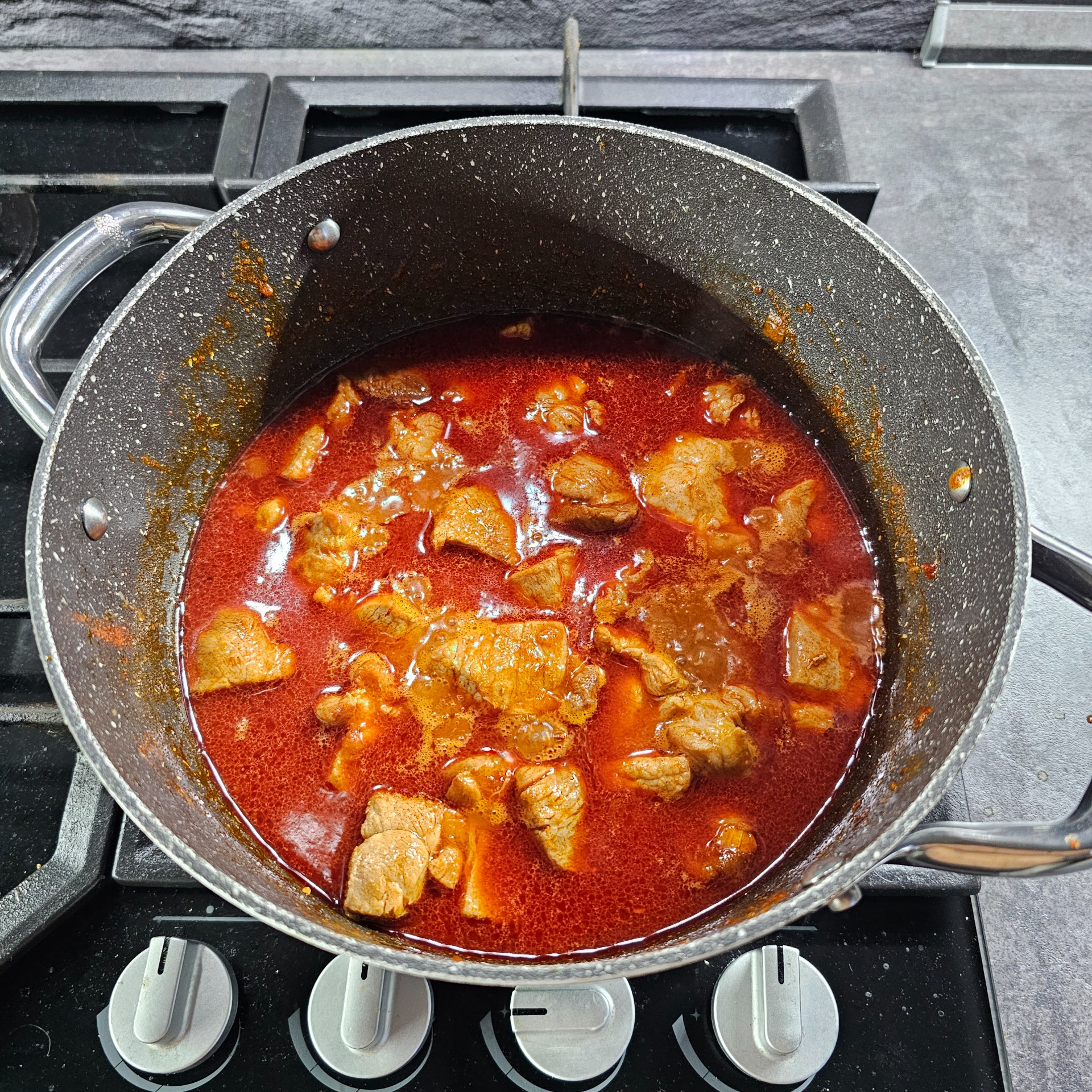 Nalej do hrnce bujon a nech vařit do změknutí masa.