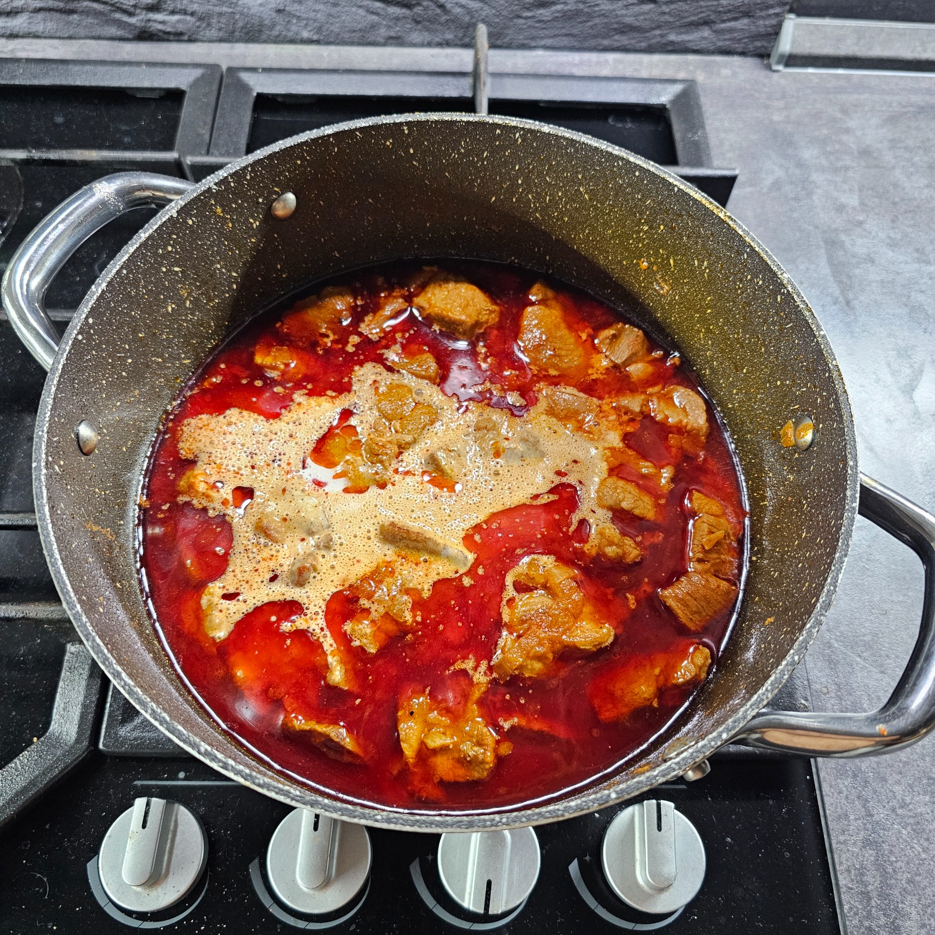 Po cca půl hodině přidej smetanu s moukou.