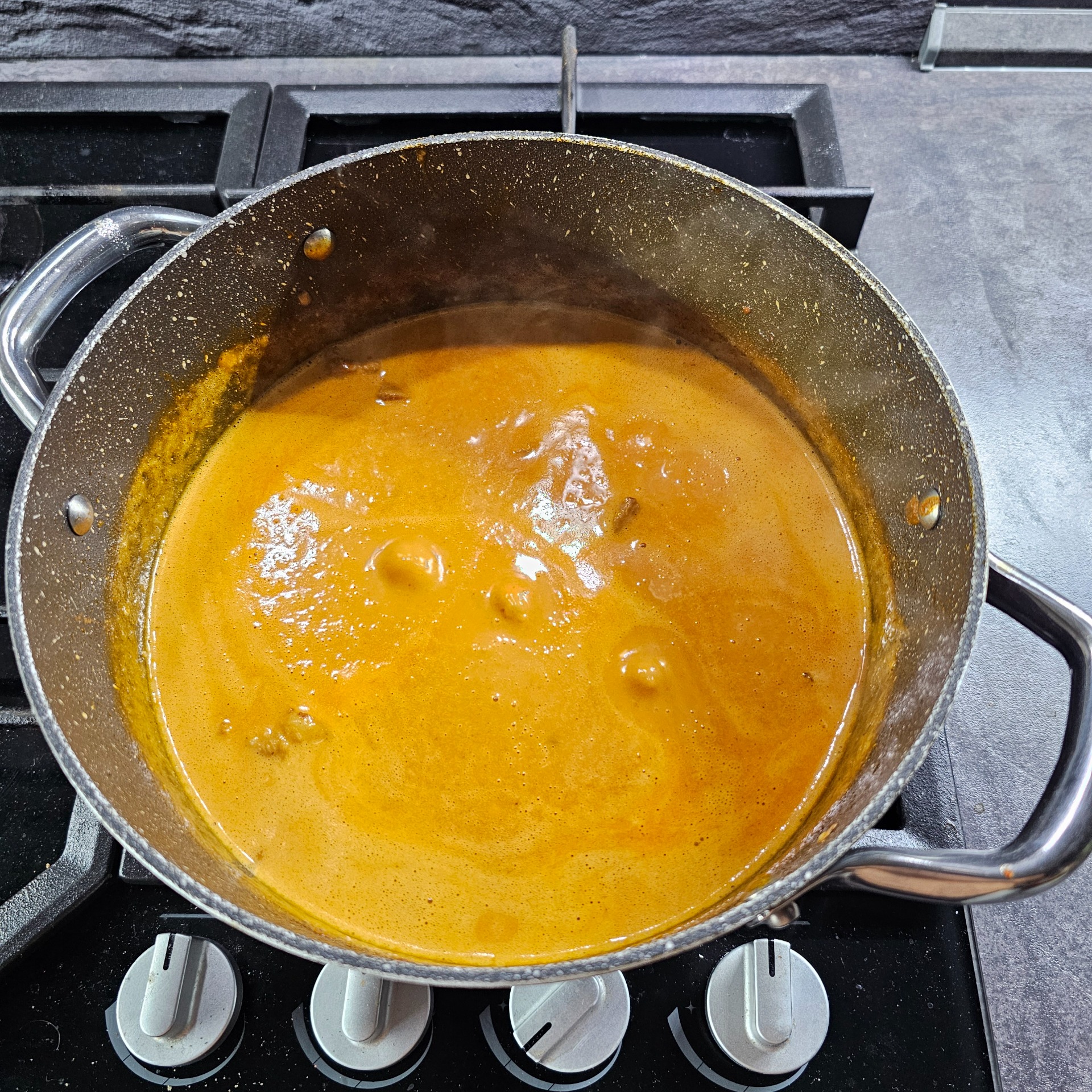 Vyndej maso a tyčovým mixérem umixuj do hladka.