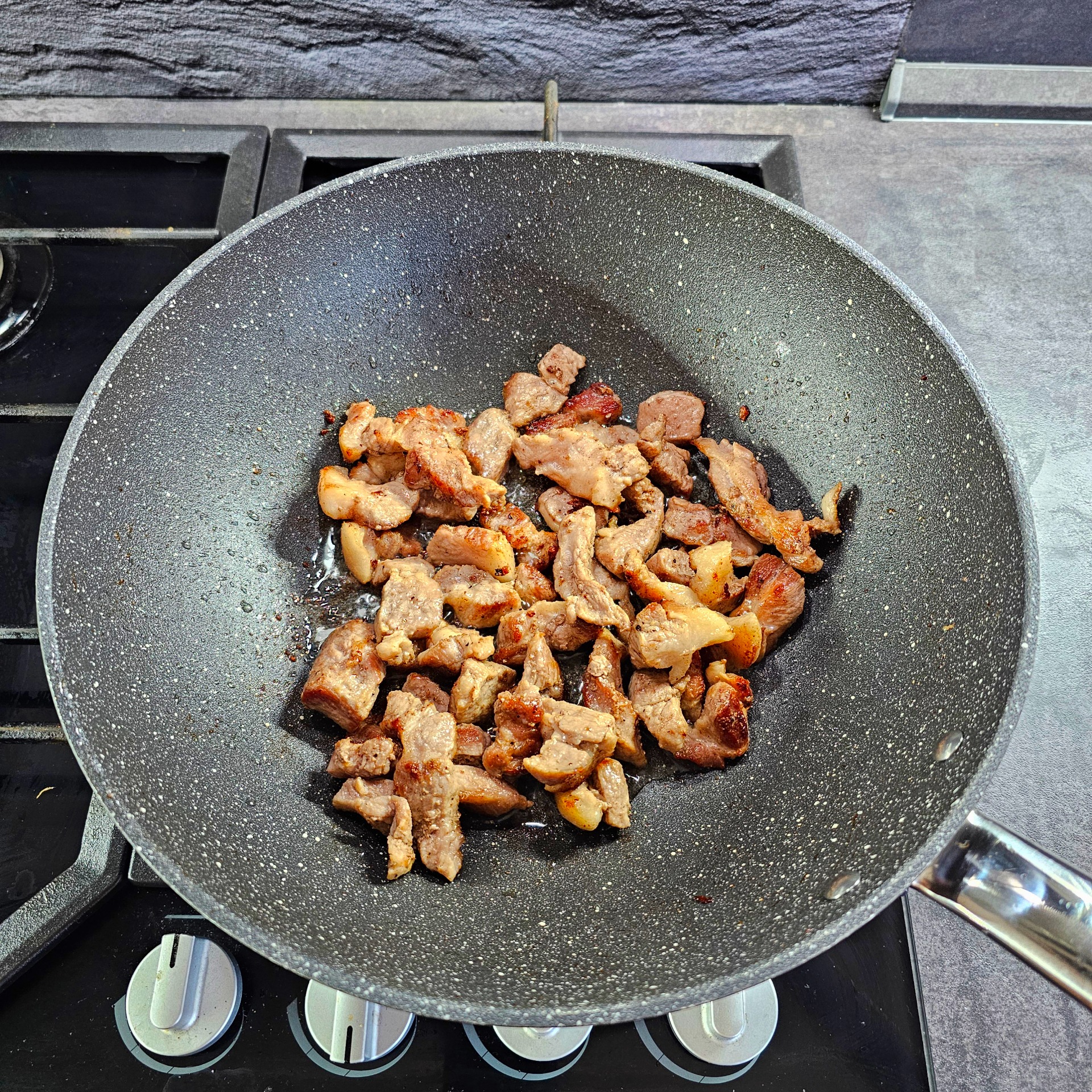 Solené a pepřené maso restujeme do zlatavé barvy.