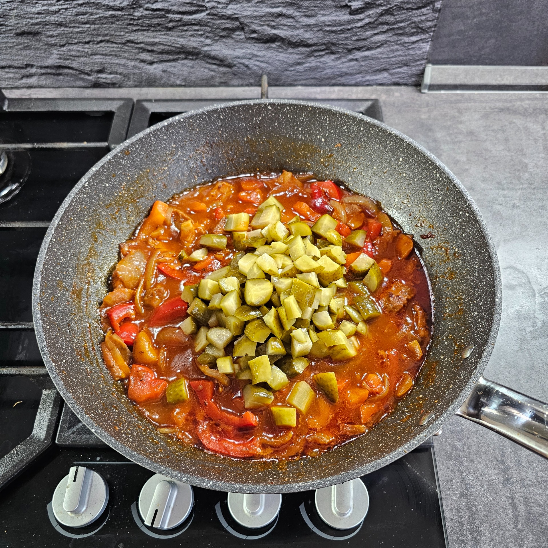 Poté přidáme okurky nakrájené na kostičky.