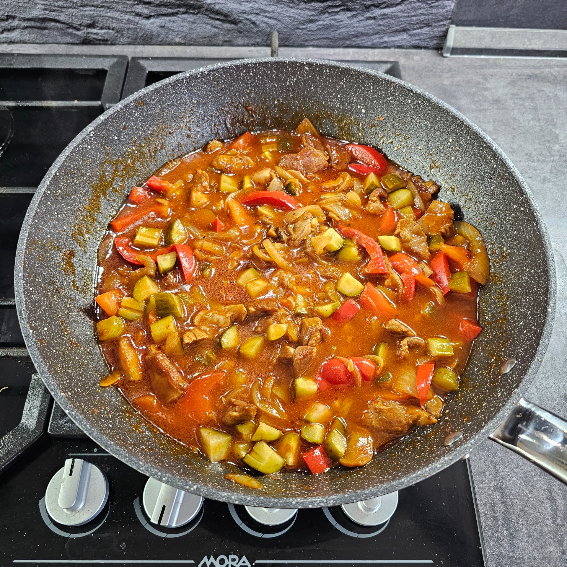 Pár minut směs prováříme, ať zelenina změkne.