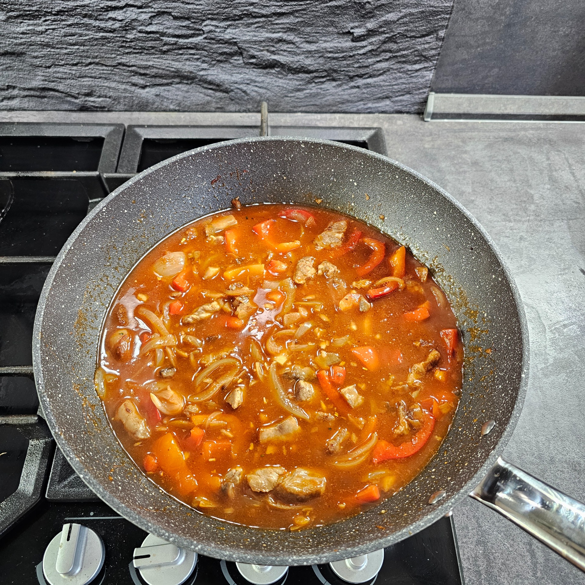 Přilejeme trochu bujonu a dusíme do měkka.