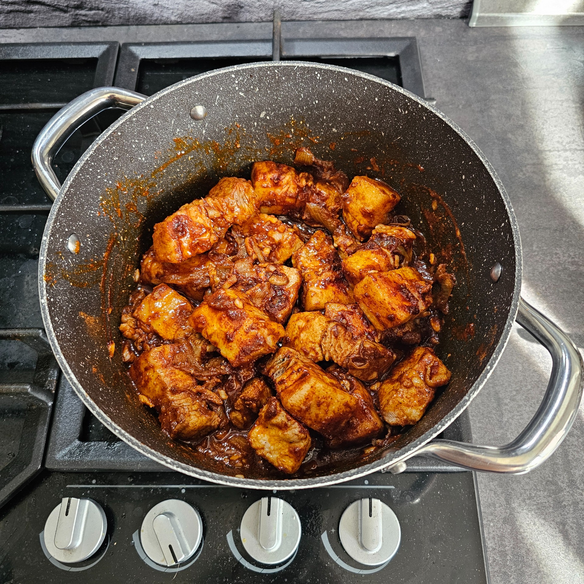 Vmíchej mouku, obě dvě papriky a podlej vodou.