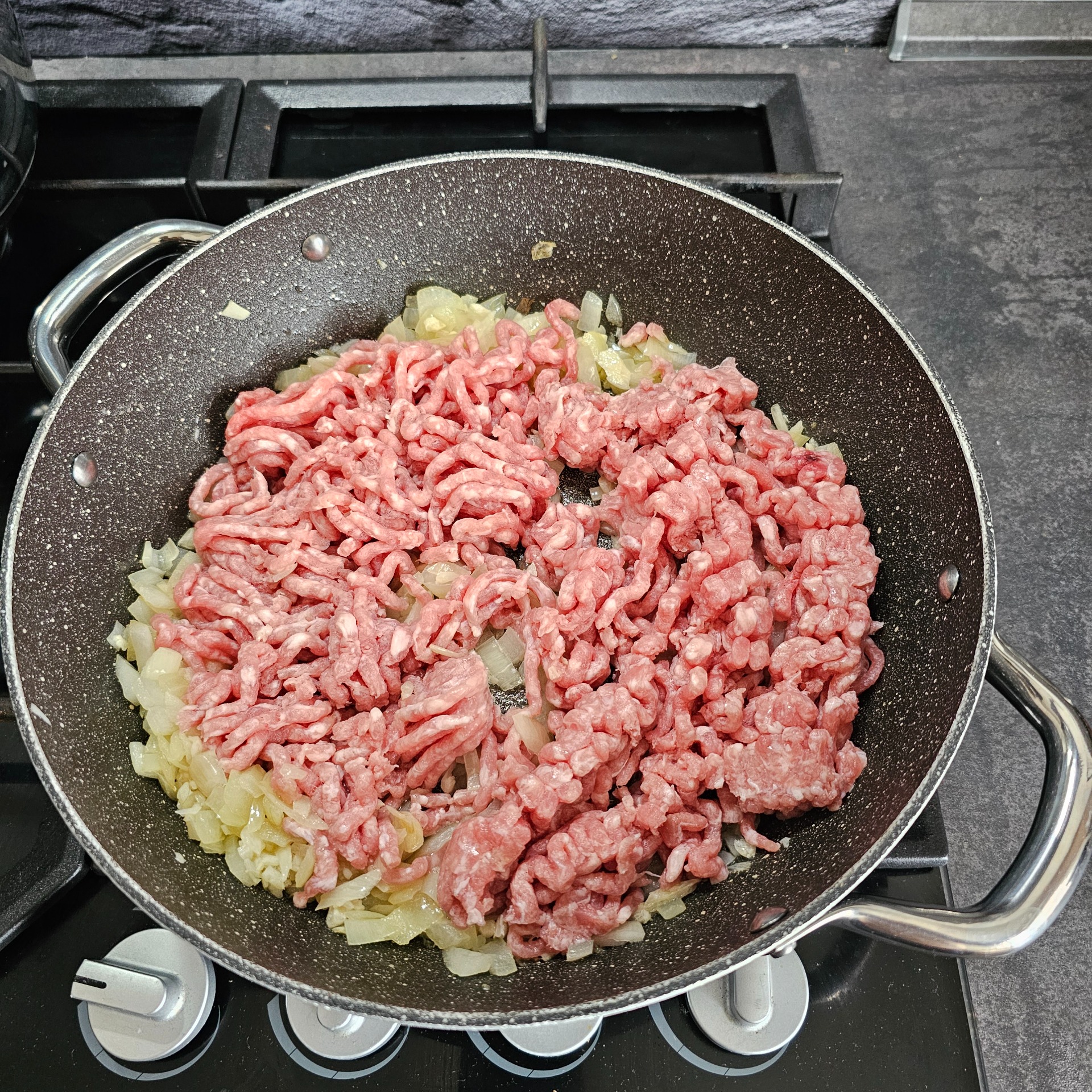 Mleté maso smícháme s cibulí a restujeme.