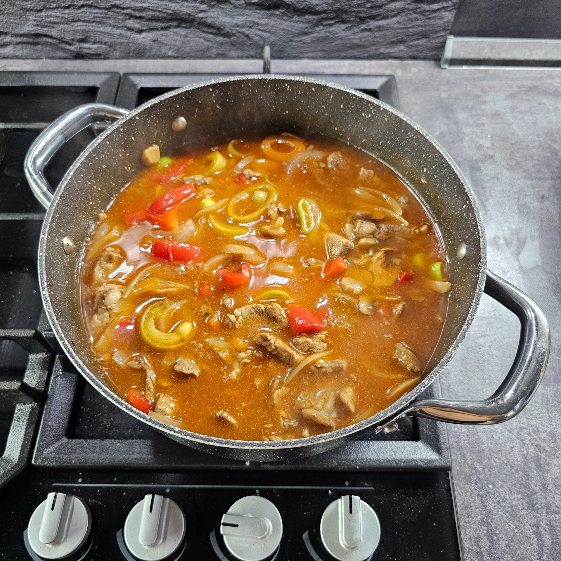 Podlijeme bujonem a vaříme do změknutí masa.