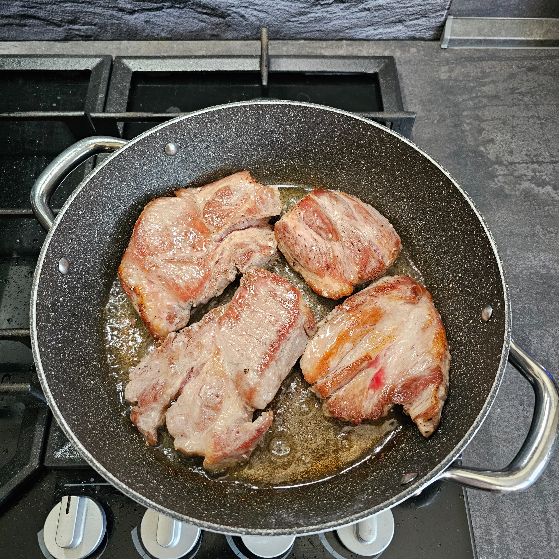 Maso na hluboké pánvi zprudka opečte z obou stran.